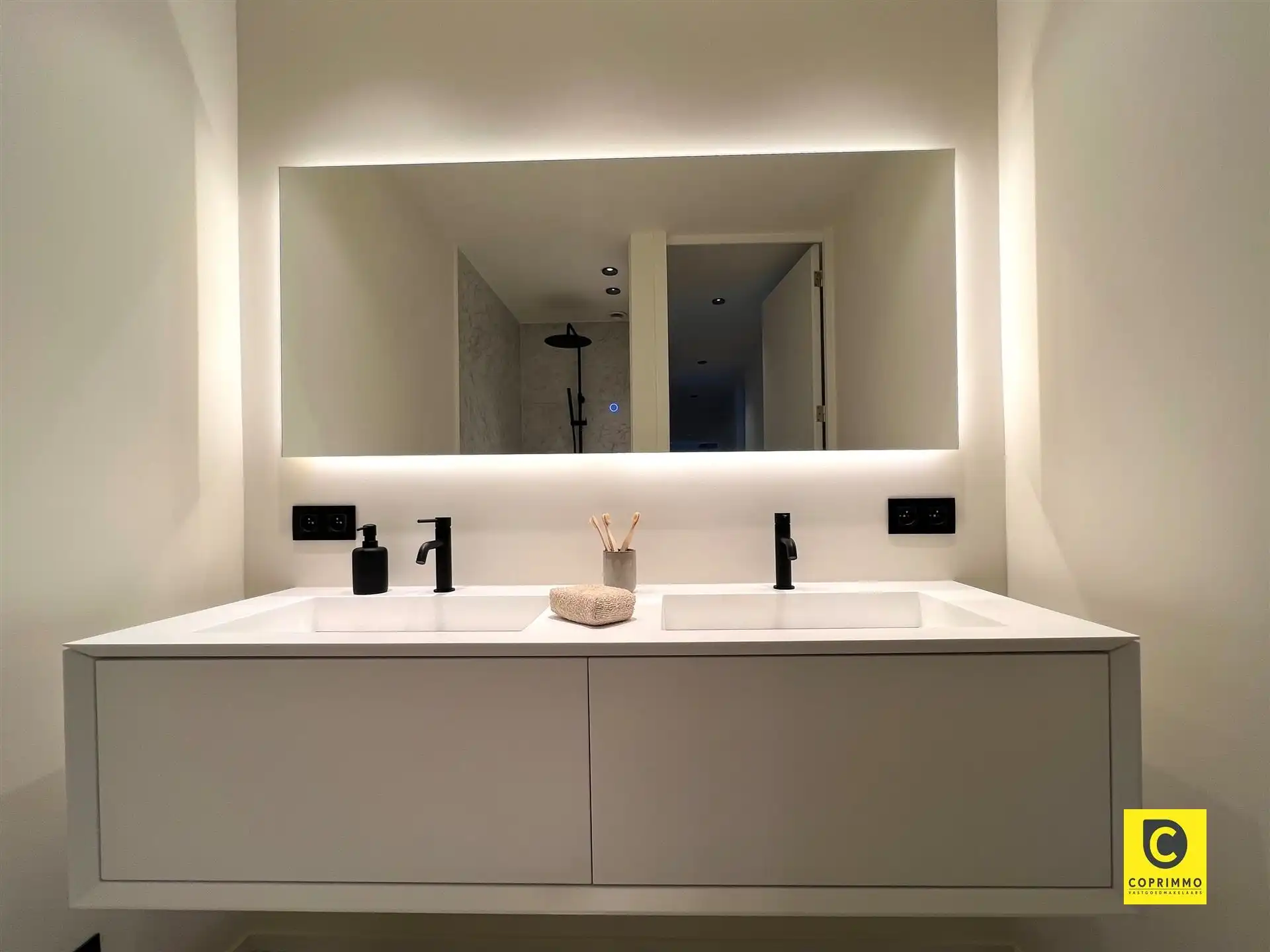 Volledig gerenoveerd 2-slk appartement met ruim terras en garagebox te Berchem! foto 7