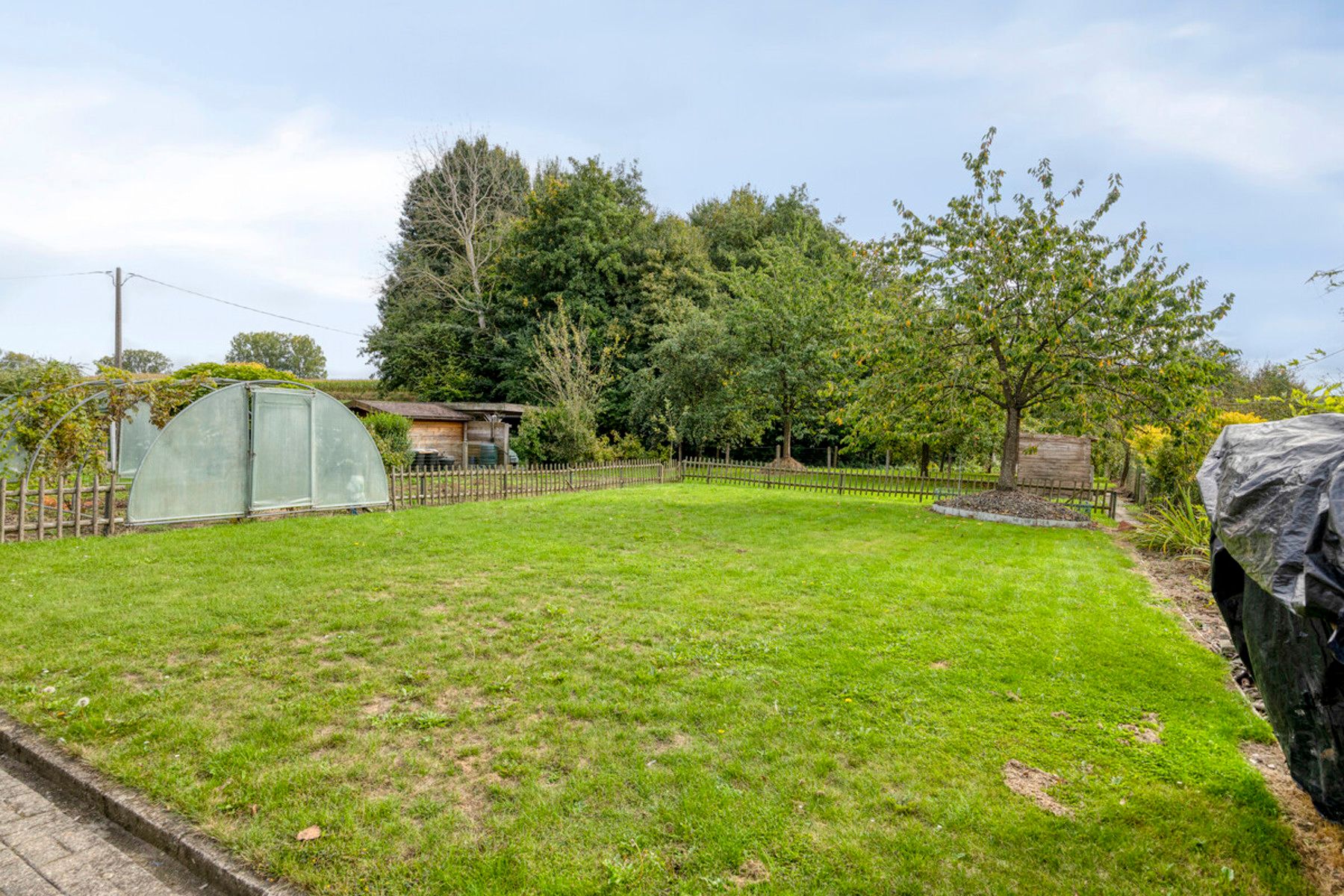 Ruime op te frissen villa met 3 slaapkamers en grote tuin foto 4