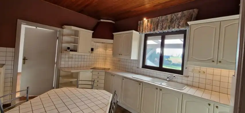 Ruime BUNGALOW open bebouwing, met 2 slaapkamers, grote zolder, mooie tuin en aparte garage op 9 are 97 ca. foto 4