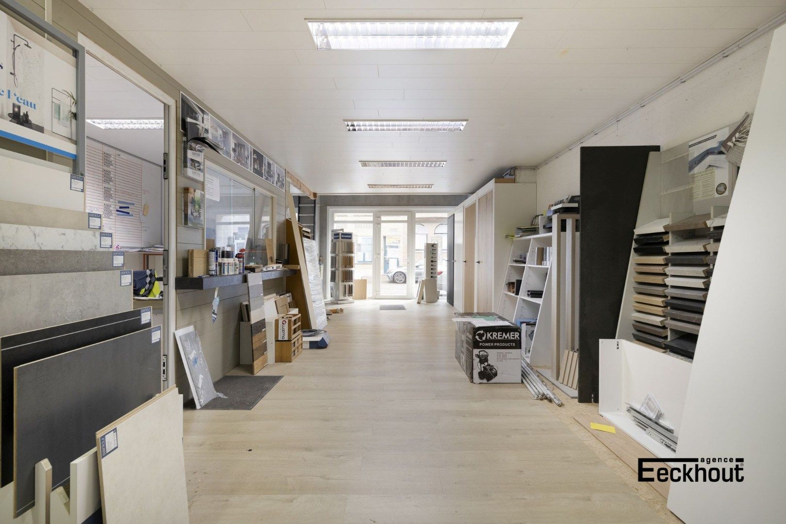 Zeer ruim (445 m²) handelspand met magazijn met tal van mogelijkheden in de Vuurtorenwijk te Oostende! foto 3