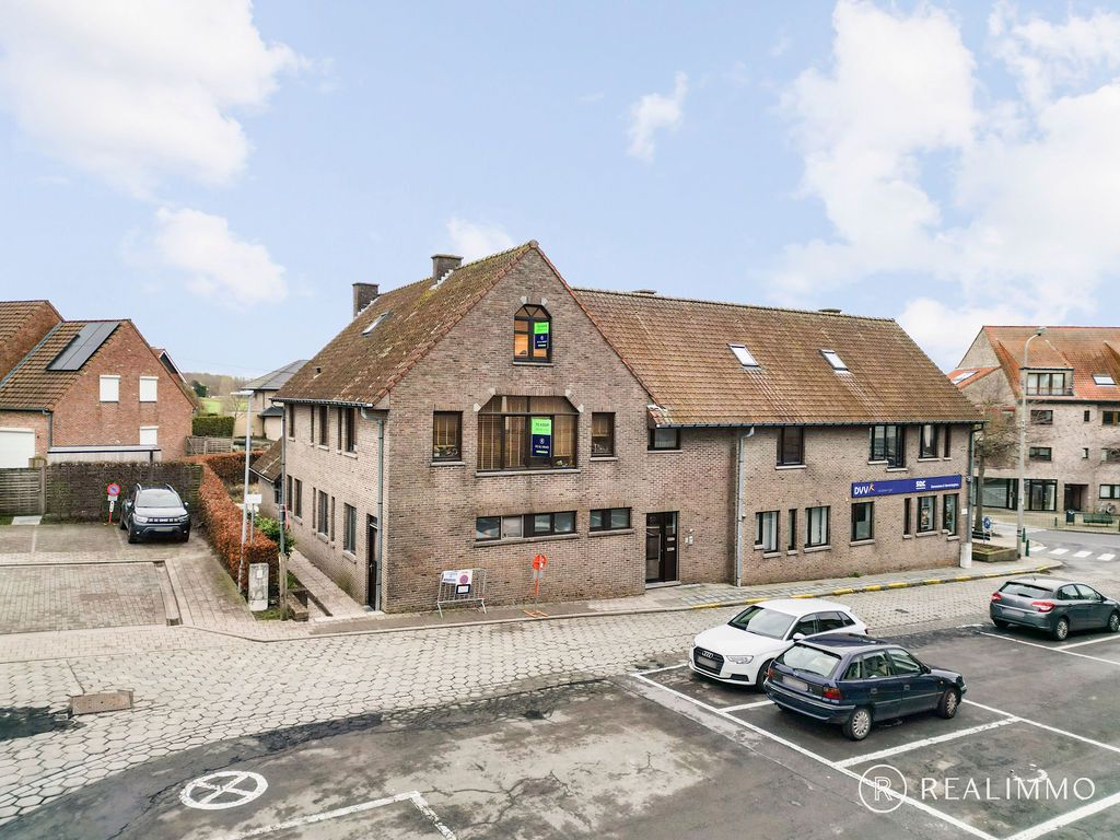 Ruime, lichtrijke woonst met 3 slaapkamers en garage foto 2