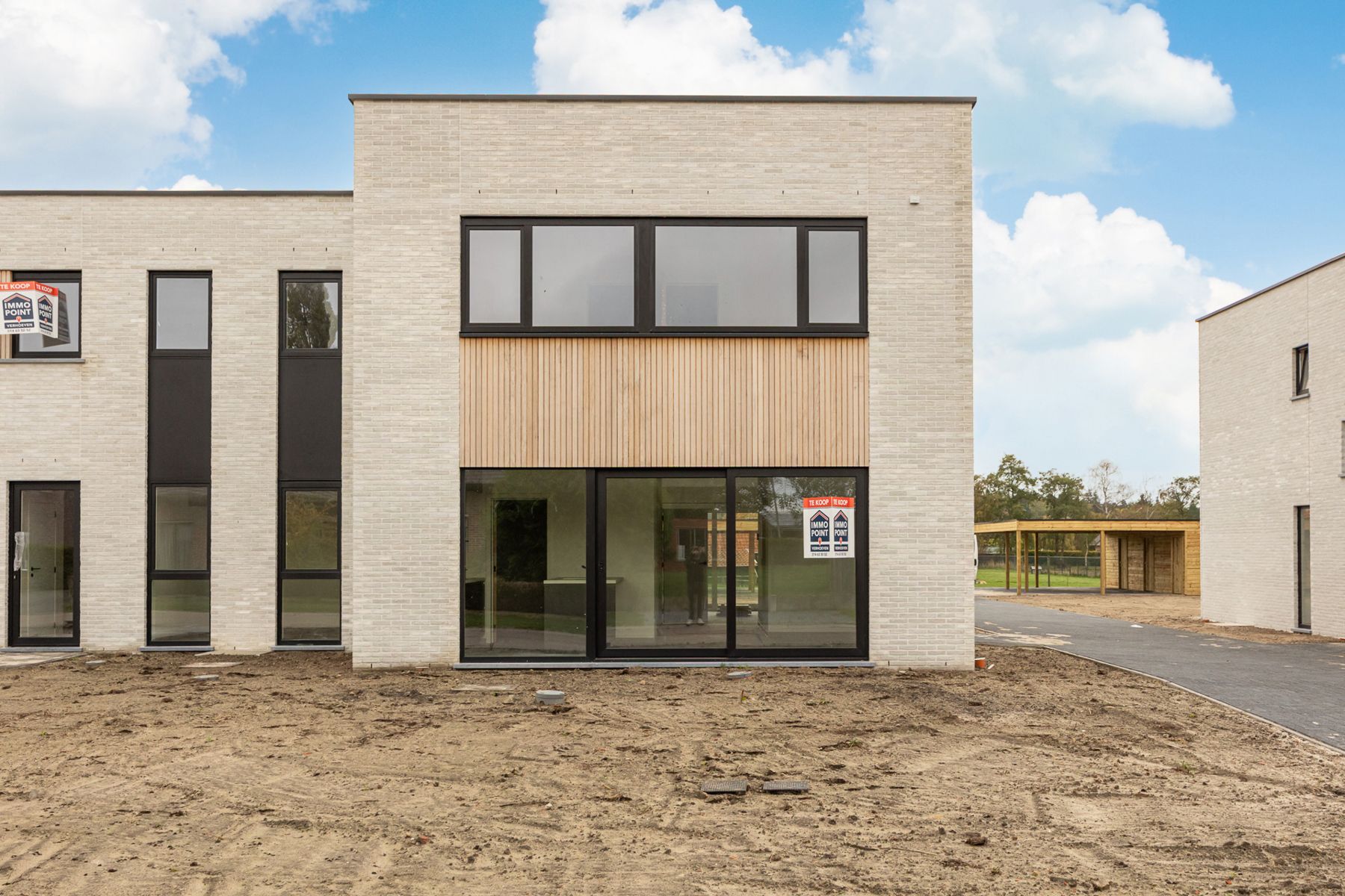 Halfopen woning met 3 slaapkamers en carport/fietsenberging op perceel van ca 320m² foto {{pictureIndex}}