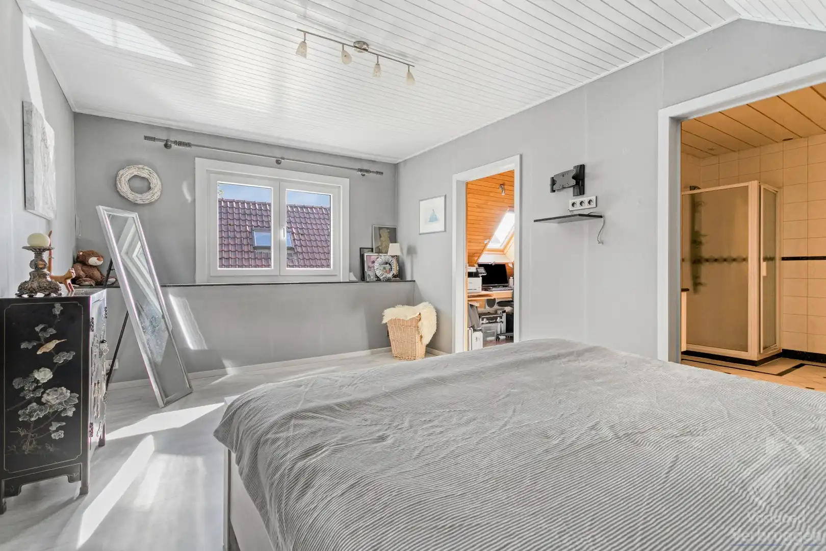 Sfeervolle instapklare woning met 2 slaapkamers, bureau,  garage en atelier foto 11