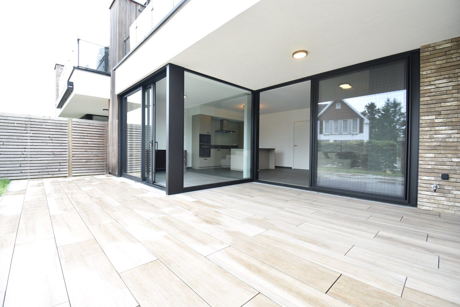 Aantrekkelijk recent gelijkvloers appartement, met 1 slaapkamer, ruim terras, privétuin en standplaats in centrum van Beverst.  foto 8