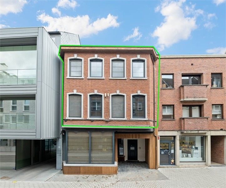 RUIM INSTAPKLAAR APPARTEMENT MET RUIM TERRAS IN HET CENTRUM VAN SINT-TRUIDEN foto {{pictureIndex}}