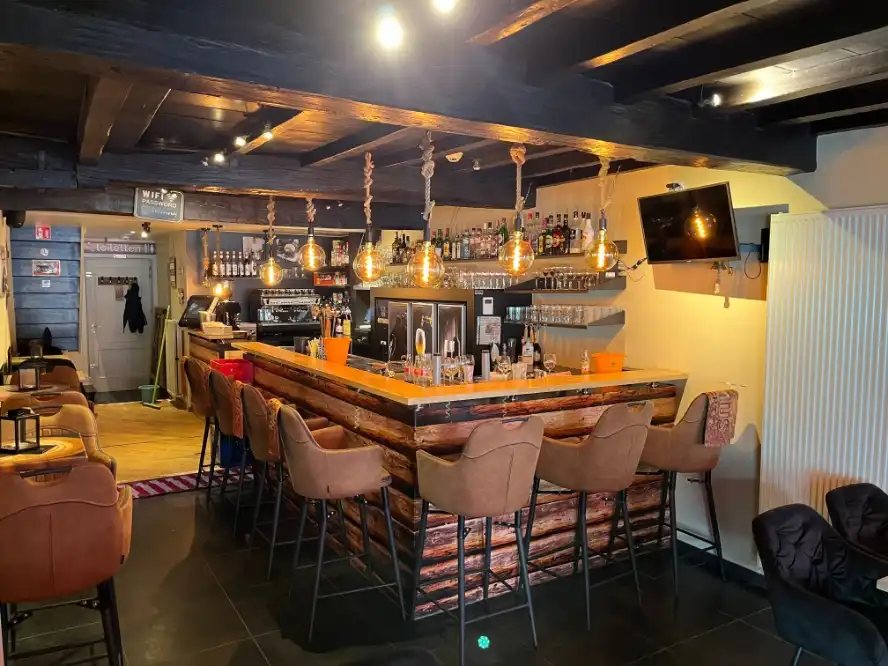 Praatcafé met ruim terras op de Markt van Eeklo over te nemen foto 4