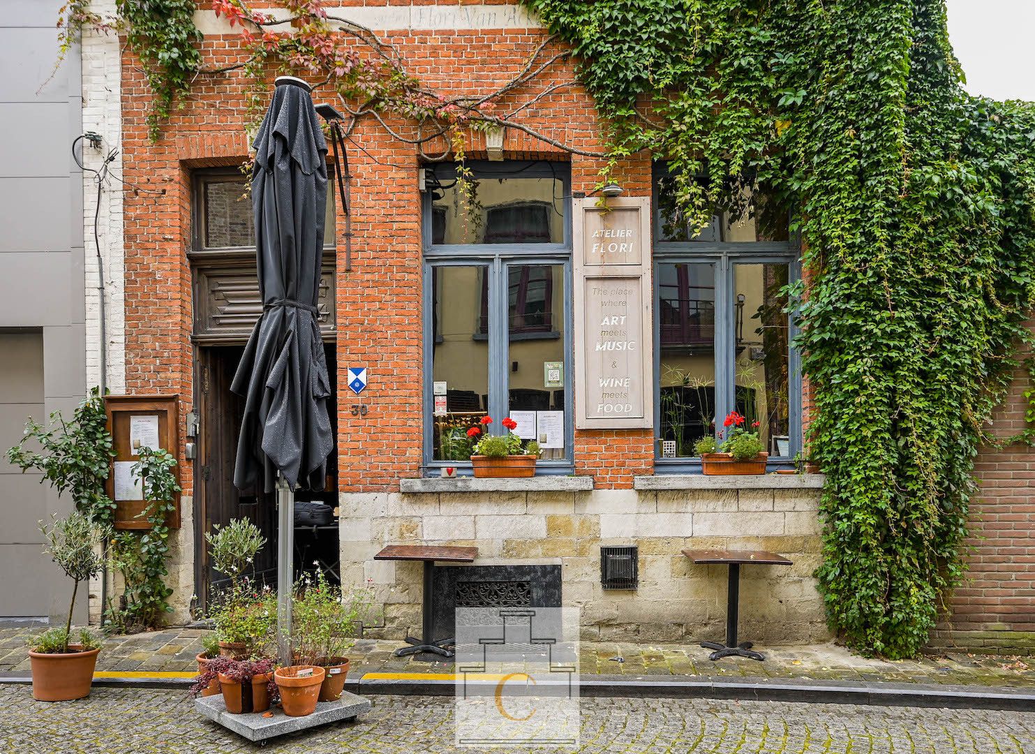 Huis Flori Van Acker, handelshuis met horecavergunning op een unieke locatie in de schaduw van Sint-Salvatorskathedraal foto 1