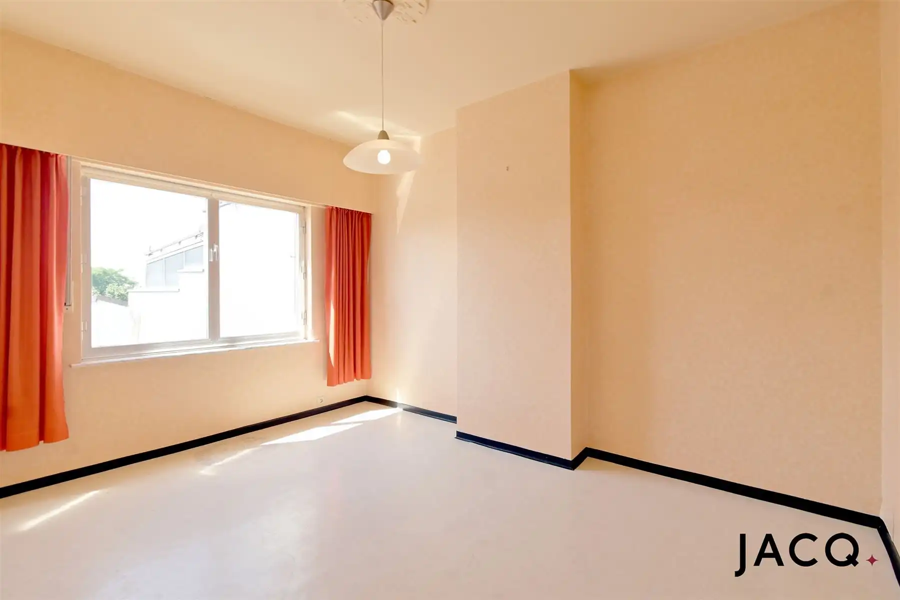 Te renoveren woning met 4 slpk's, terras (25m²) en garage! foto 12