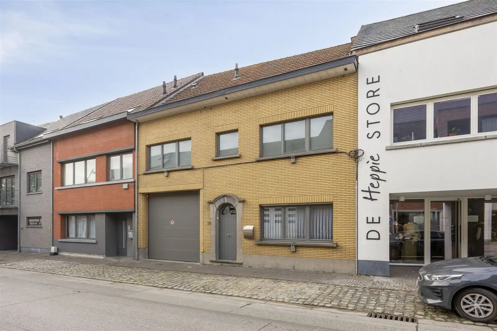 Woning met ruime loods te koop foto {{pictureIndex}}