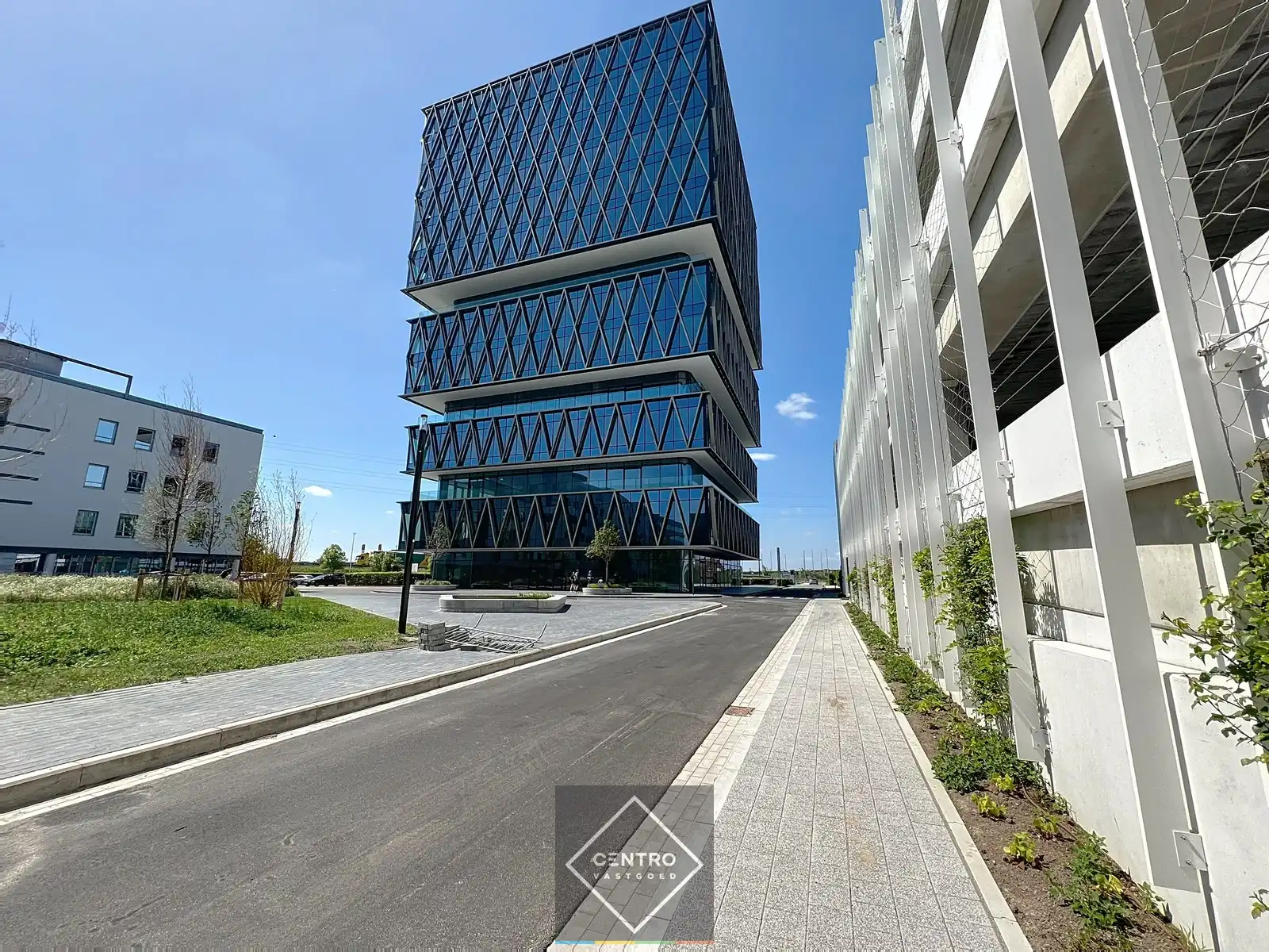 SCHERP GEPRIJSDE kantoorruimte (±240m²) met prachtige zichten in de Westwing Tower op de derde verdieping ! foto 2