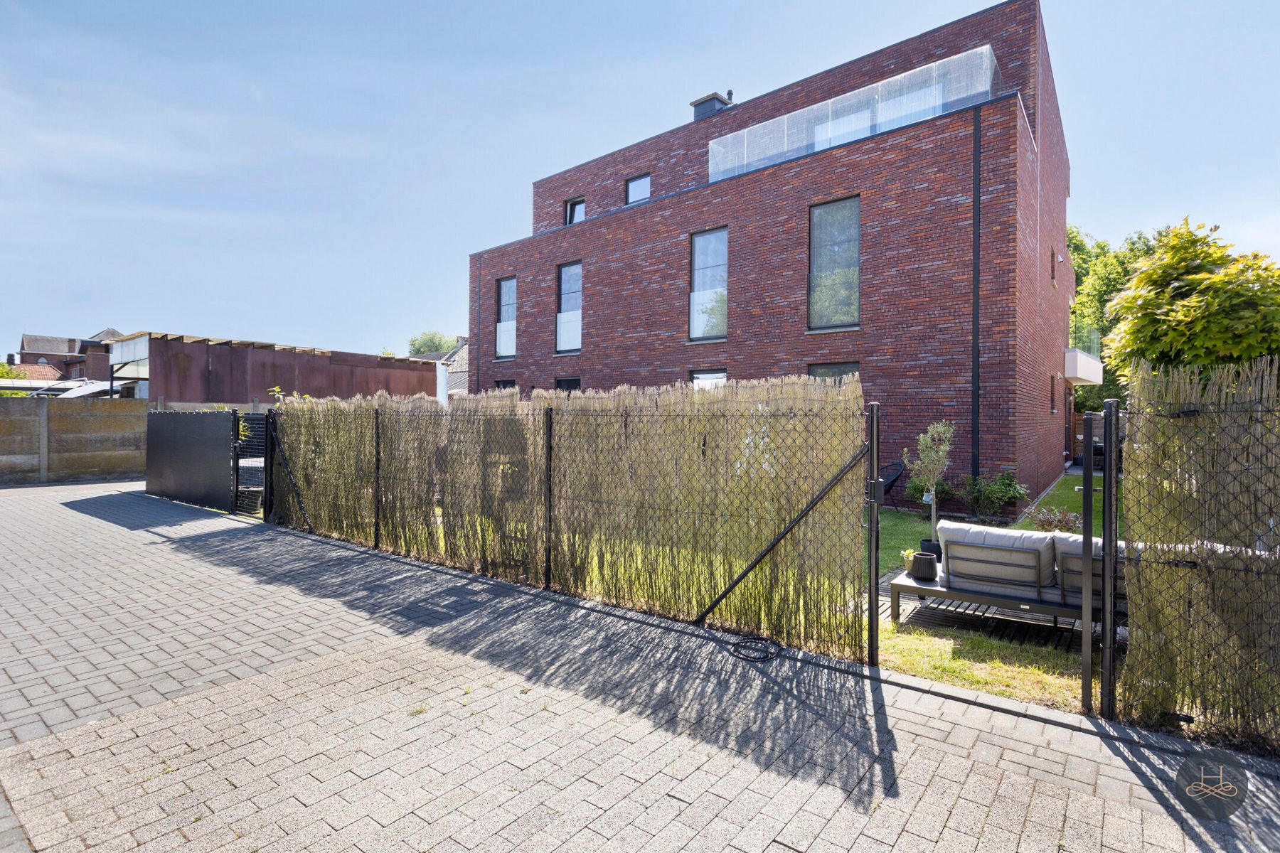 Lichtrijk, recent gelijkvloers appartement met toffe tuin foto 33