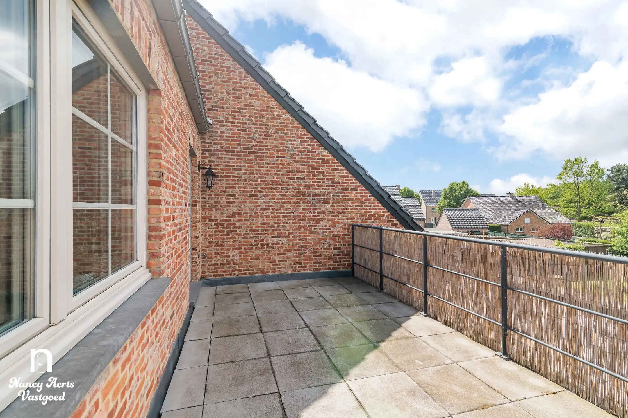 Instapklaar duplex-appartement met terras en 2 parkings foto 4
