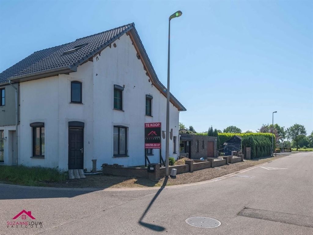 Half-vrijstaande woning, te renoveren/verder af te werken foto 2