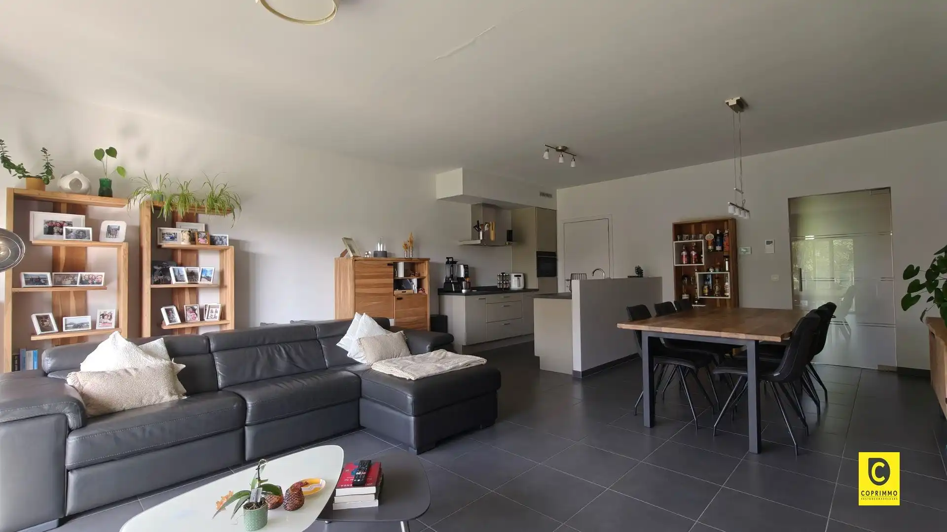 Ruim 2 slaapkamer appartement + P foto 4