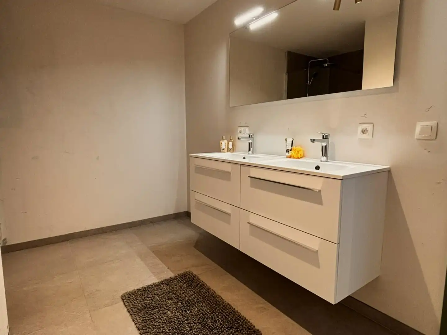 Ruim tweeslaapkamerappartement met terras en garage foto 5