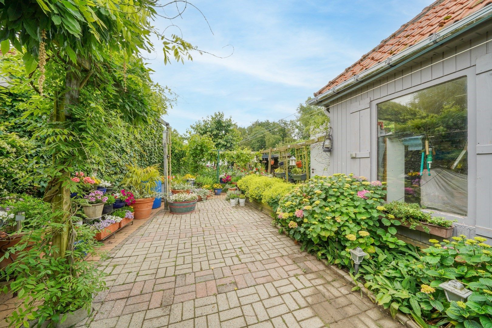 Ruime woning met drie slaapkamers - met loods/garage  foto 4