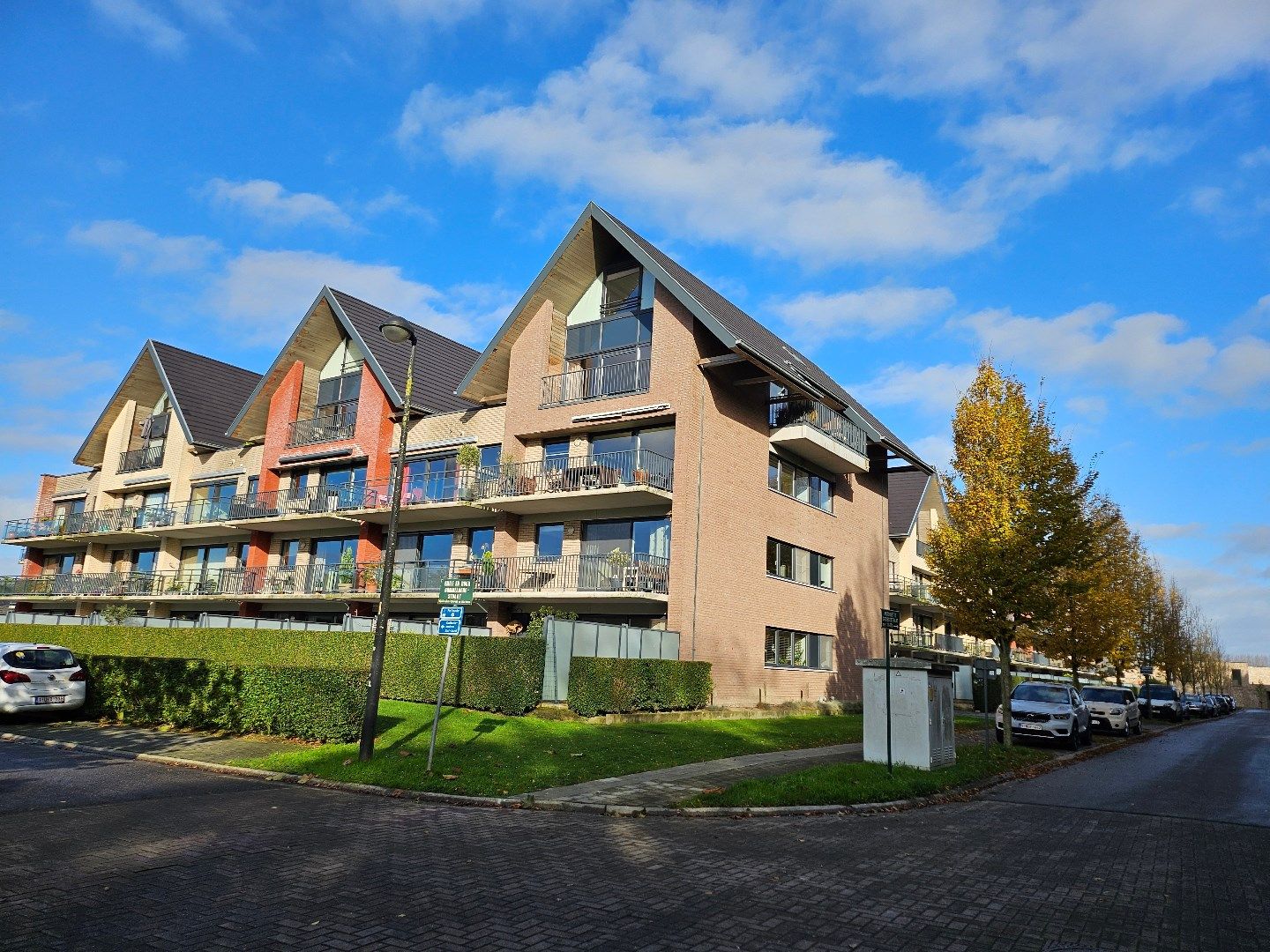 Energiezuinig en recent gelijkvloers appartement met groot zonneterras/tuintje en twee slaapkamers nabij de Damse Vaart foto {{pictureIndex}}