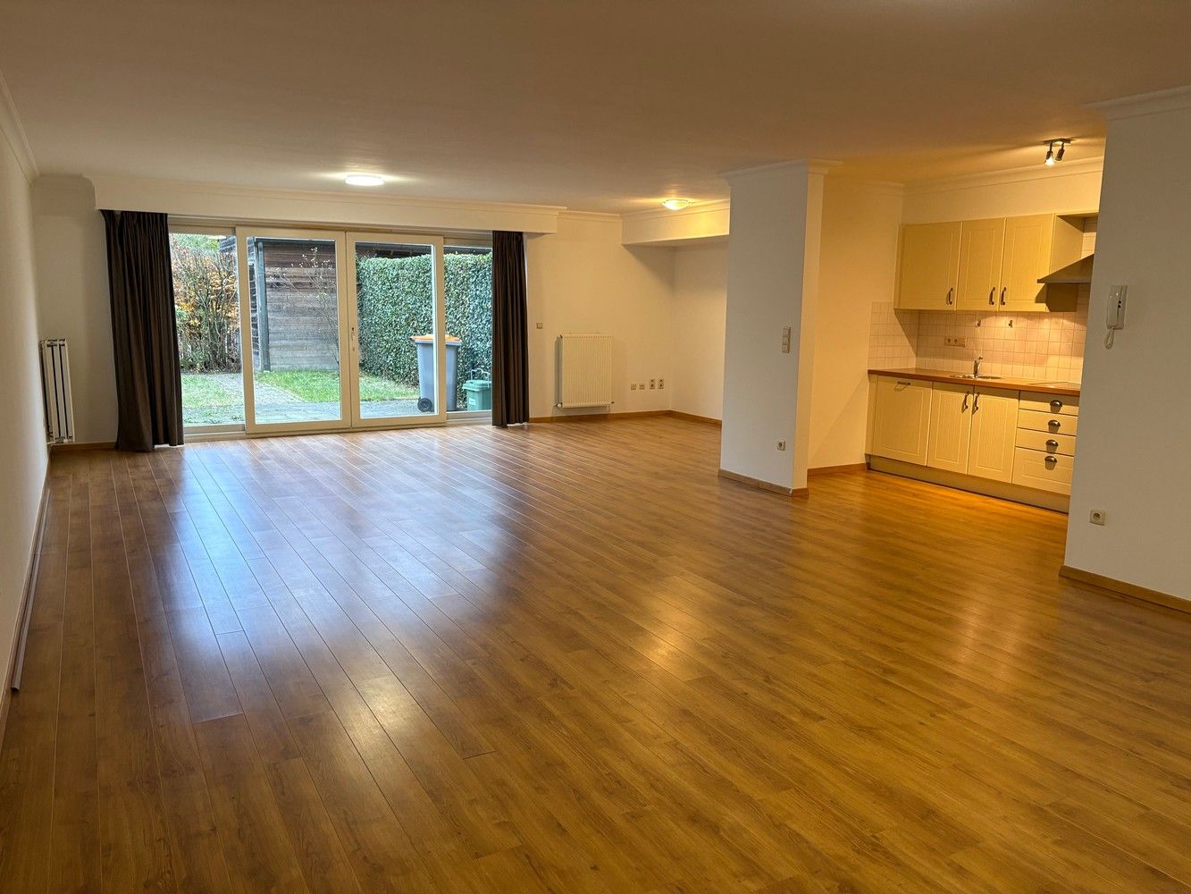 Ruim en goed onderhouden gelijkvloers appartement (ca 112m²) voorzien van 2 slk, 2 parkings en tuintje met terras. foto 2
