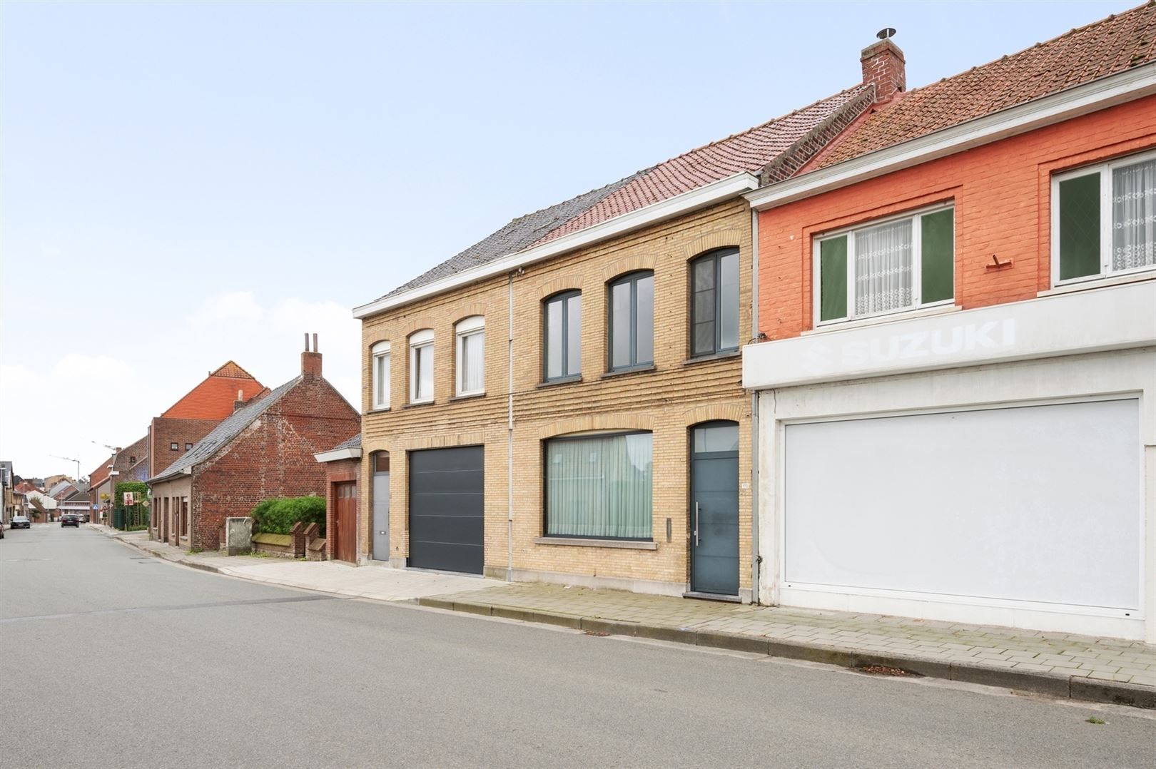 Huis met ruime garage/opslag foto 2