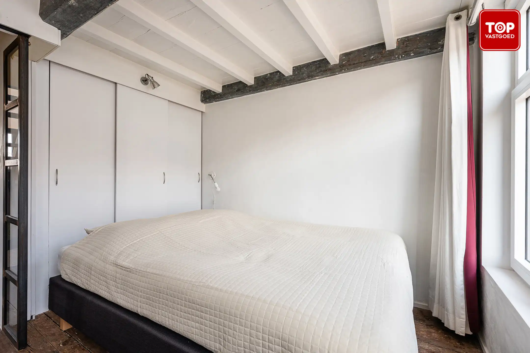 Authentieke en ruime woning met 3 slaapkamers, groot atelier en zonnige tuin foto 15