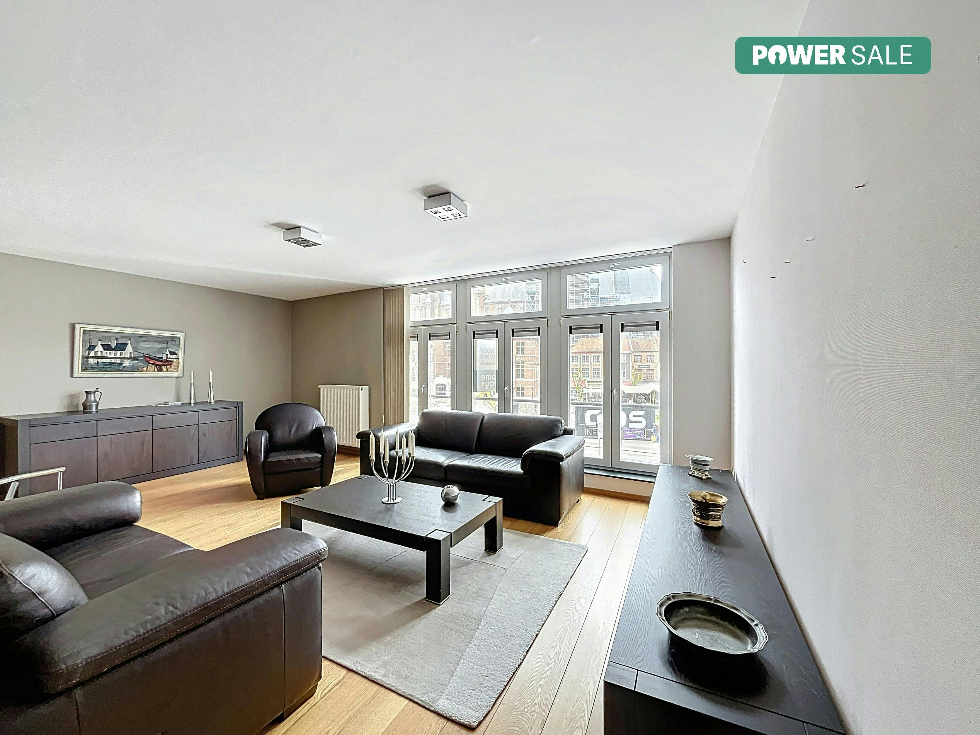 Instapklaar ruim appartement te koop aan de Markt in Eeklo  foto 4