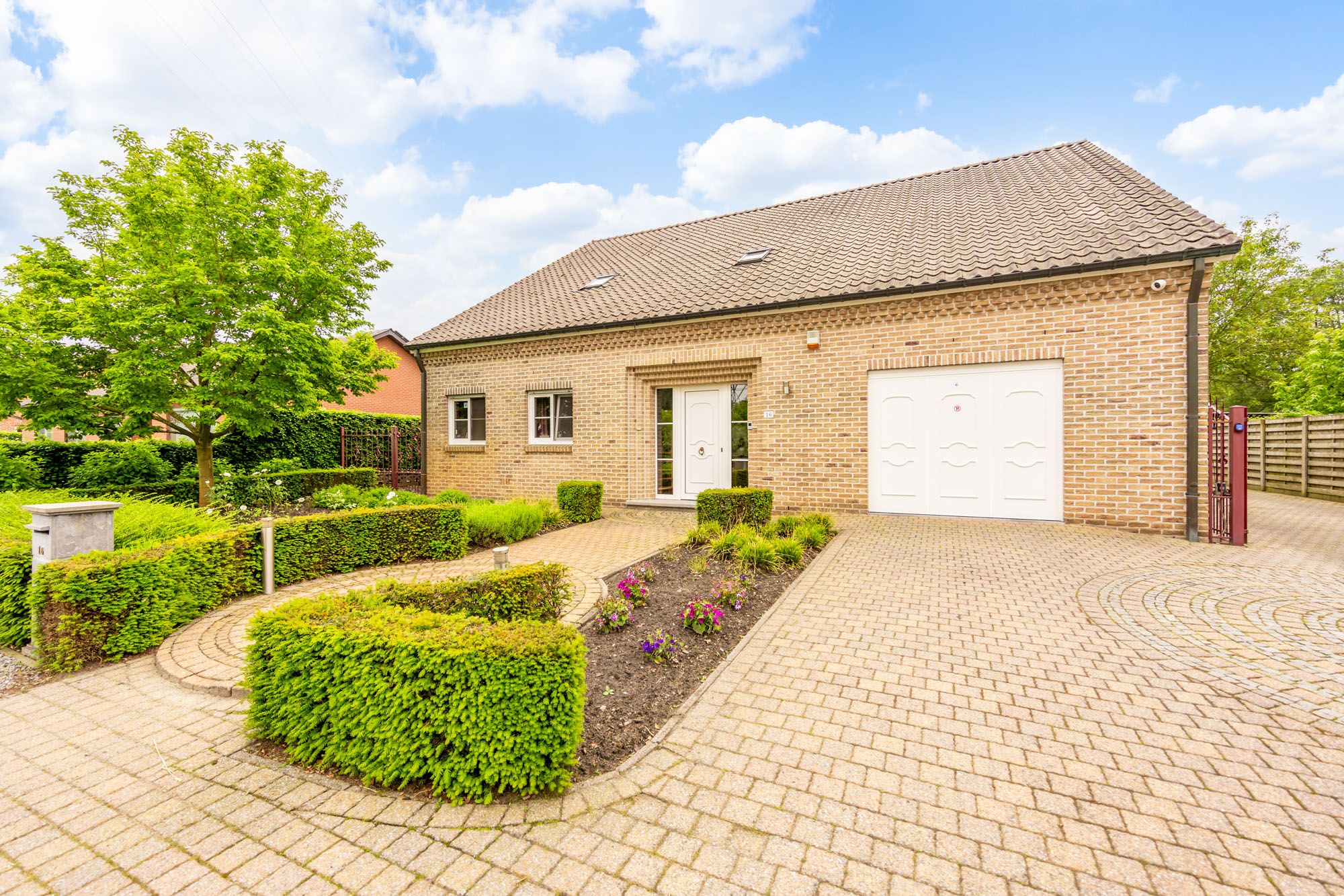 IDEALIS VASTGOED - ZEER RUSTIG GELEGEN VILLA MET ACHTERLIGGEND PERCEEL (+-2ha) ! – Perfect onderhouden woning met fijne indeling op een centrale locatie en dicht bij het centrum van Overpelt! Deze woning omvat +-431m² bewoonbare oppervlakte met een fijne lichtrijke leefruimte, 3 keukens, 3 badkamers, 4 slaapkamers, een zeer aangename veranda met prachtig uitzicht op de achterliggende weides en is volledig onderkelderd!! De woning is gelegen op een perceel van +- 2 ha op het ’Lindel’ en op fietsafstand van het centrum van Overpelt. Zeer geschikte woning voor paarden- en dierenliefhebbers die opzoek zijn naar een perfect onderhouden, instapklare woning met veel ruimte, stallingen en opbergplaatsen. foto 8