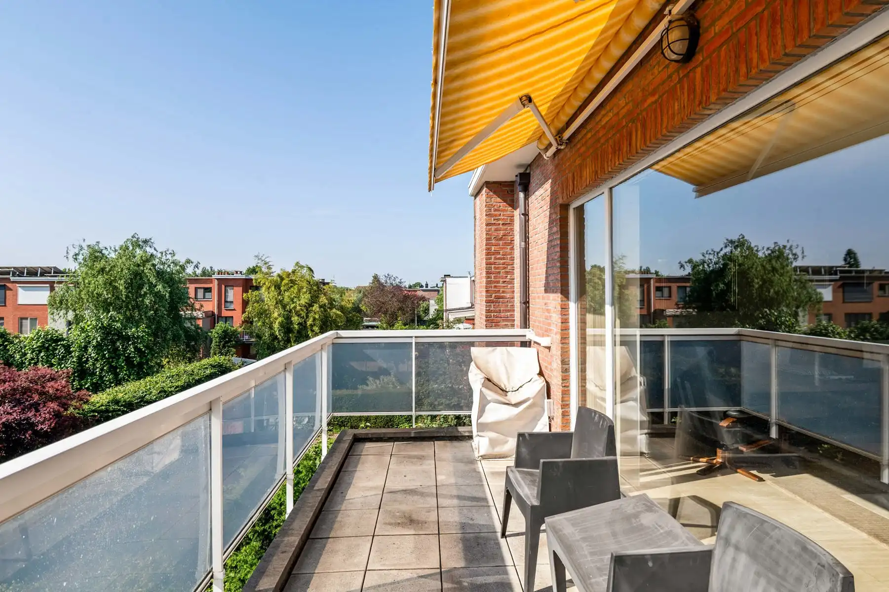 Lichtrijk appartement met garagebox en voorliggende oprit foto 8