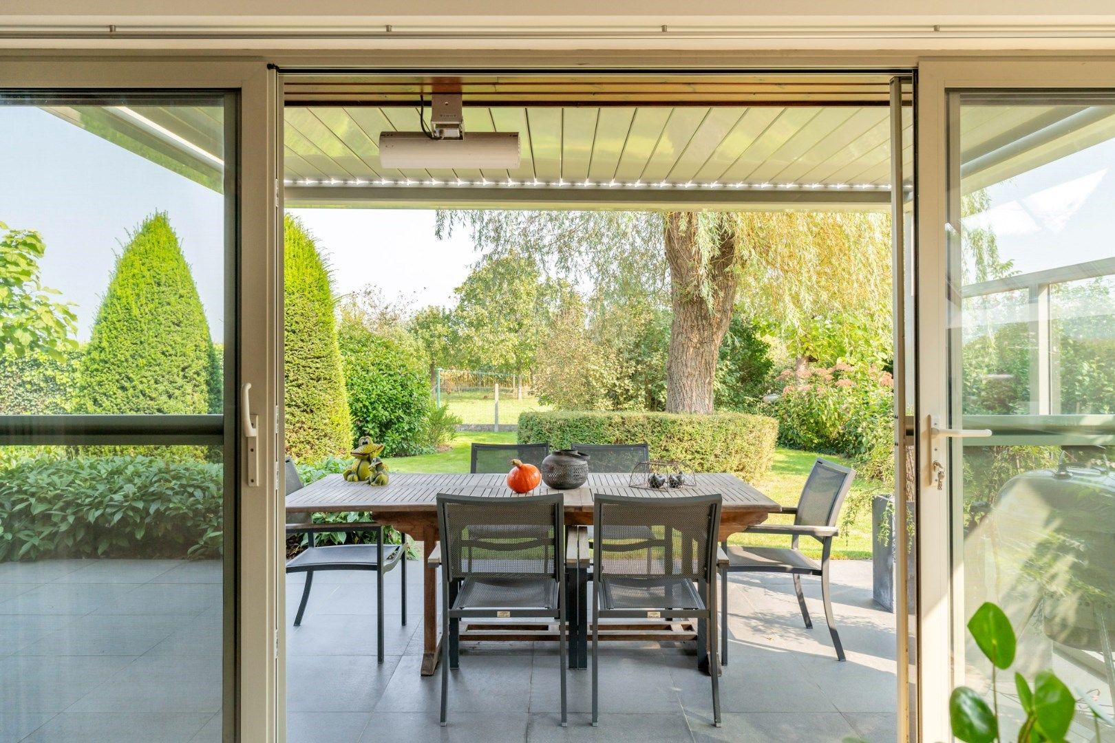 Een stijlvol landhuis op een perceel van 17a90ca, voorzien van een mooi aangelegde tuin op een rustige locatie! foto 34