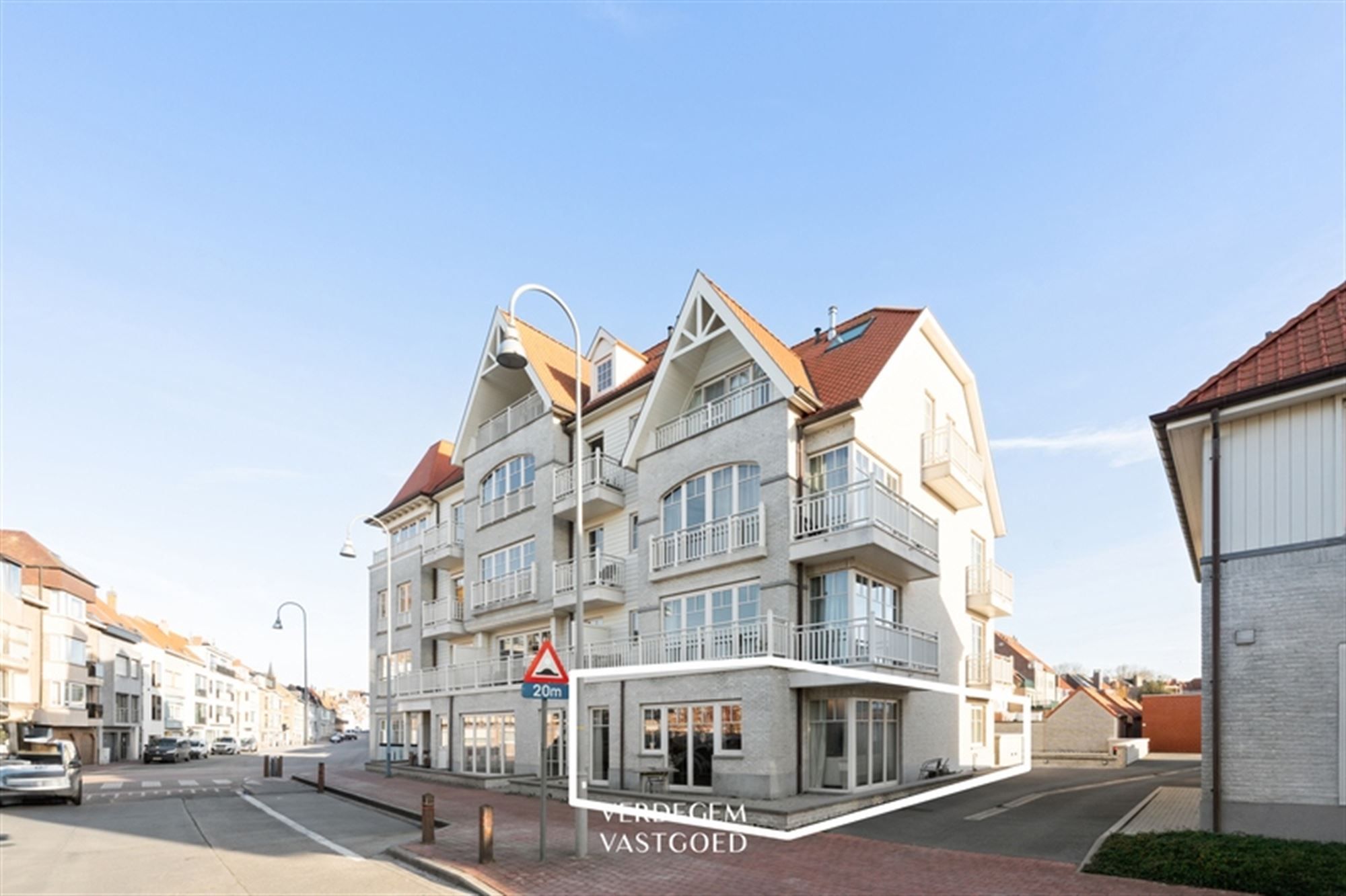 Wonen aan zee: modern en ruim gelijkvloers appartement met 2 terrassen foto {{pictureIndex}}
