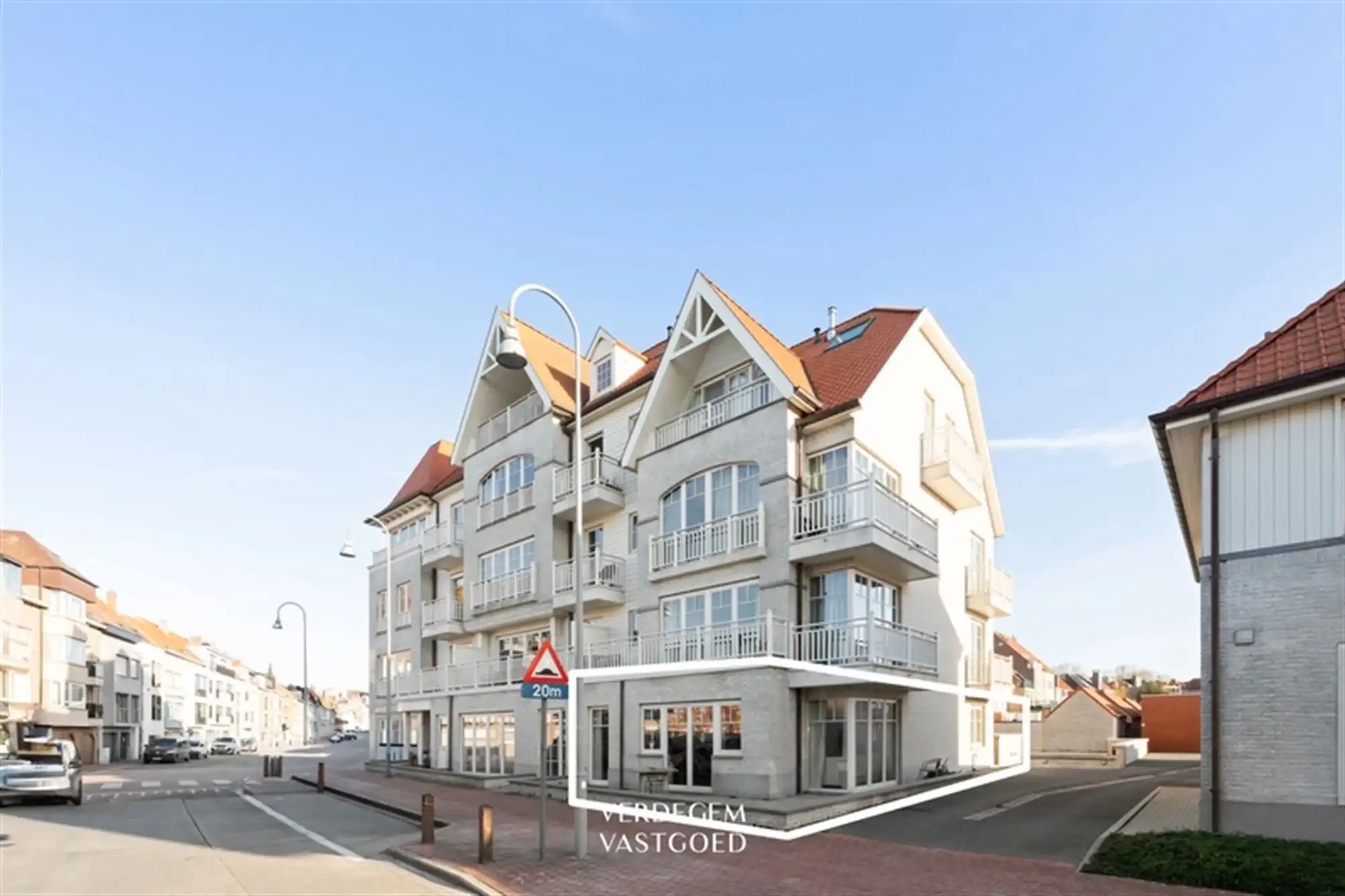 Wonen aan zee: modern en ruim gelijkvloers appartement met 2 terrassen foto {{pictureIndex}}