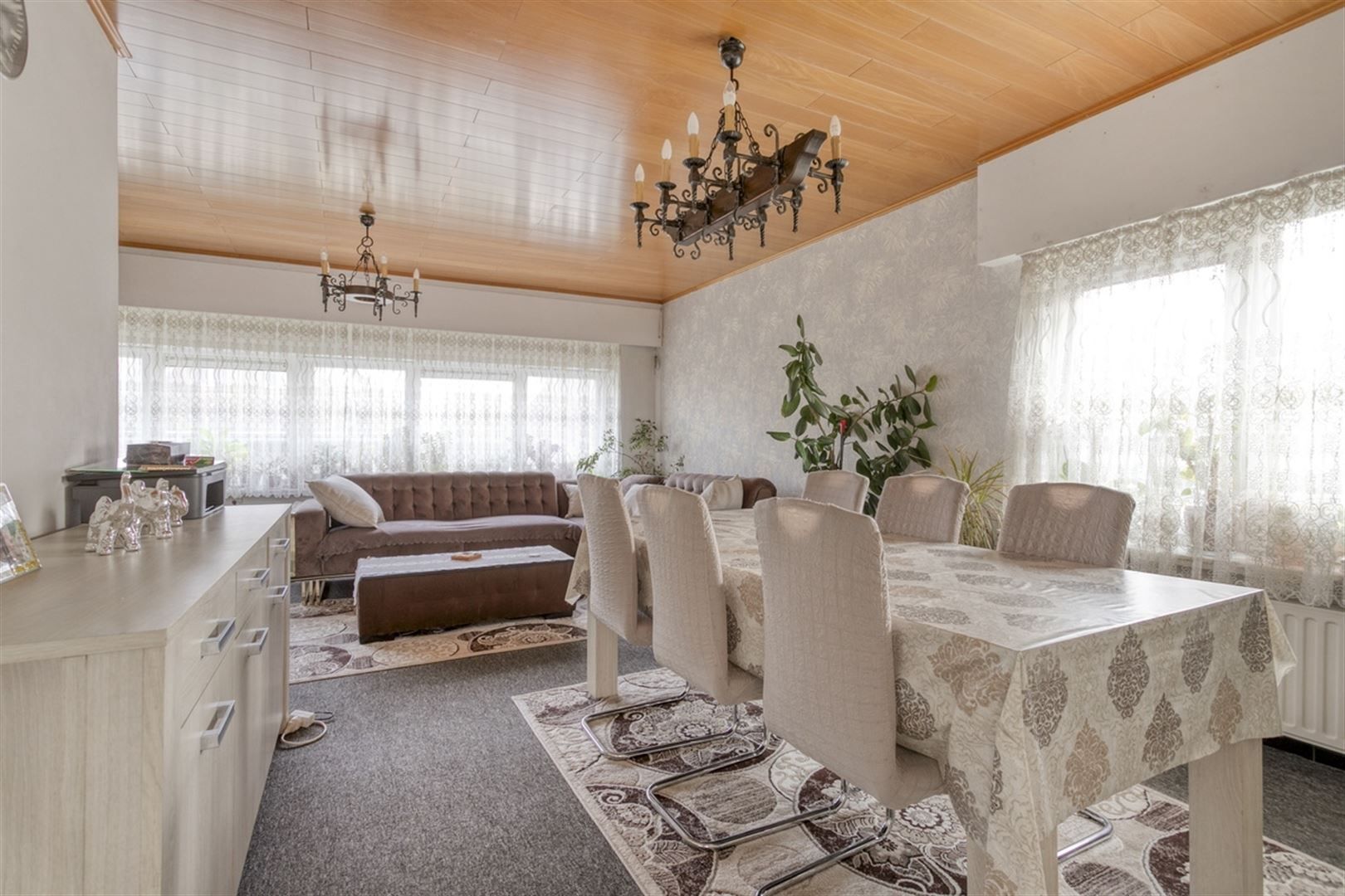 Ruime hoekwoning met 3 slaapkamers, grote zolder en 4 garages. foto 8