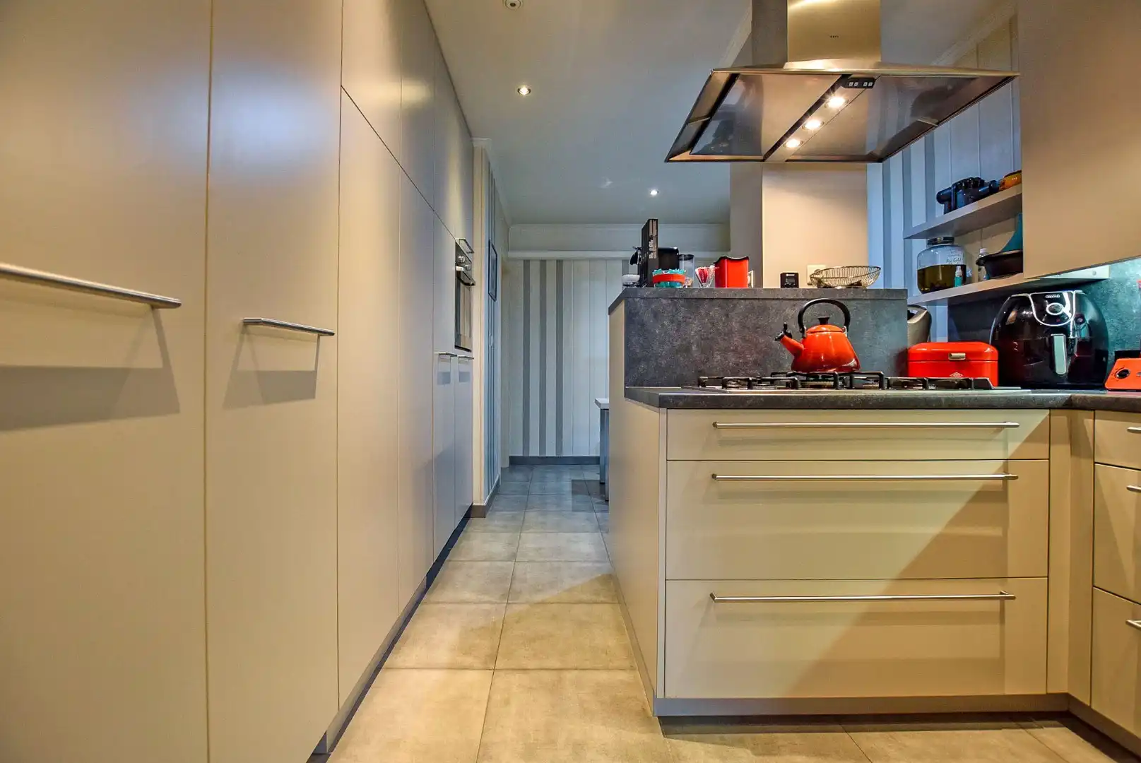 Prachtig onderhouden gelijkvloersappartement van maar liefst 175m² gelegen op 50m van het strand te Sint-Idesbald. foto 7