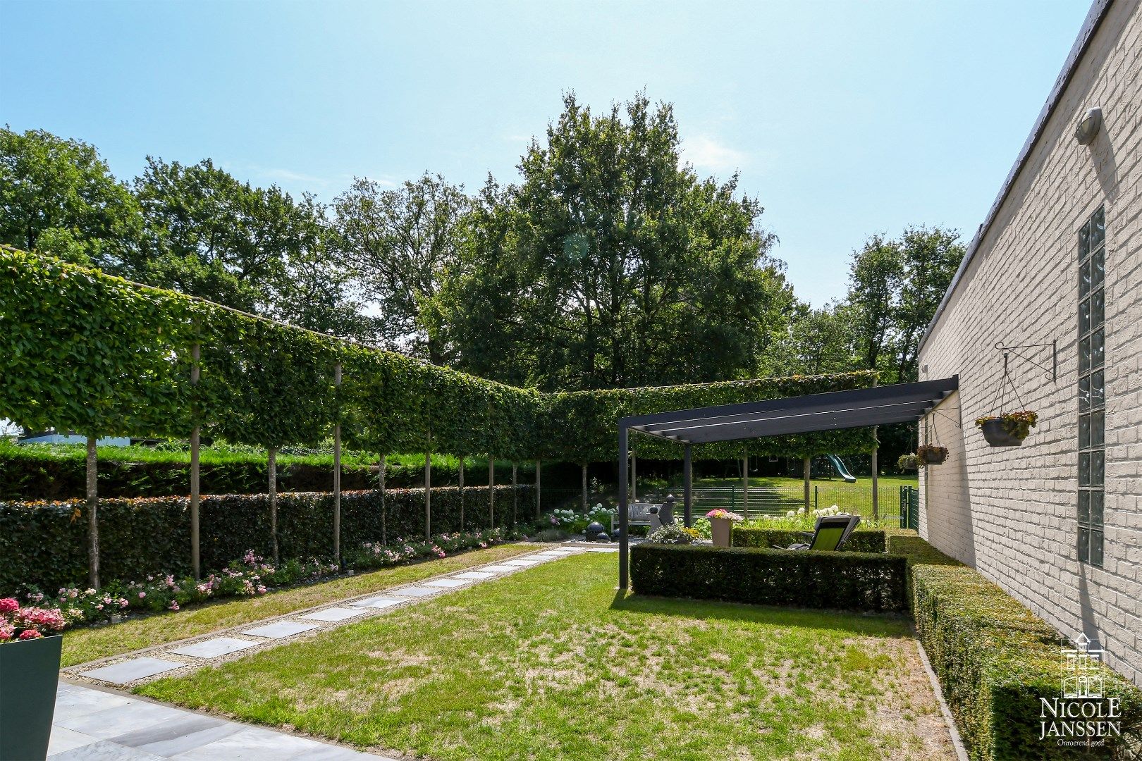 Hedendaagse gezinswoning met vier slaapkamers en verzorgde tuin foto 31