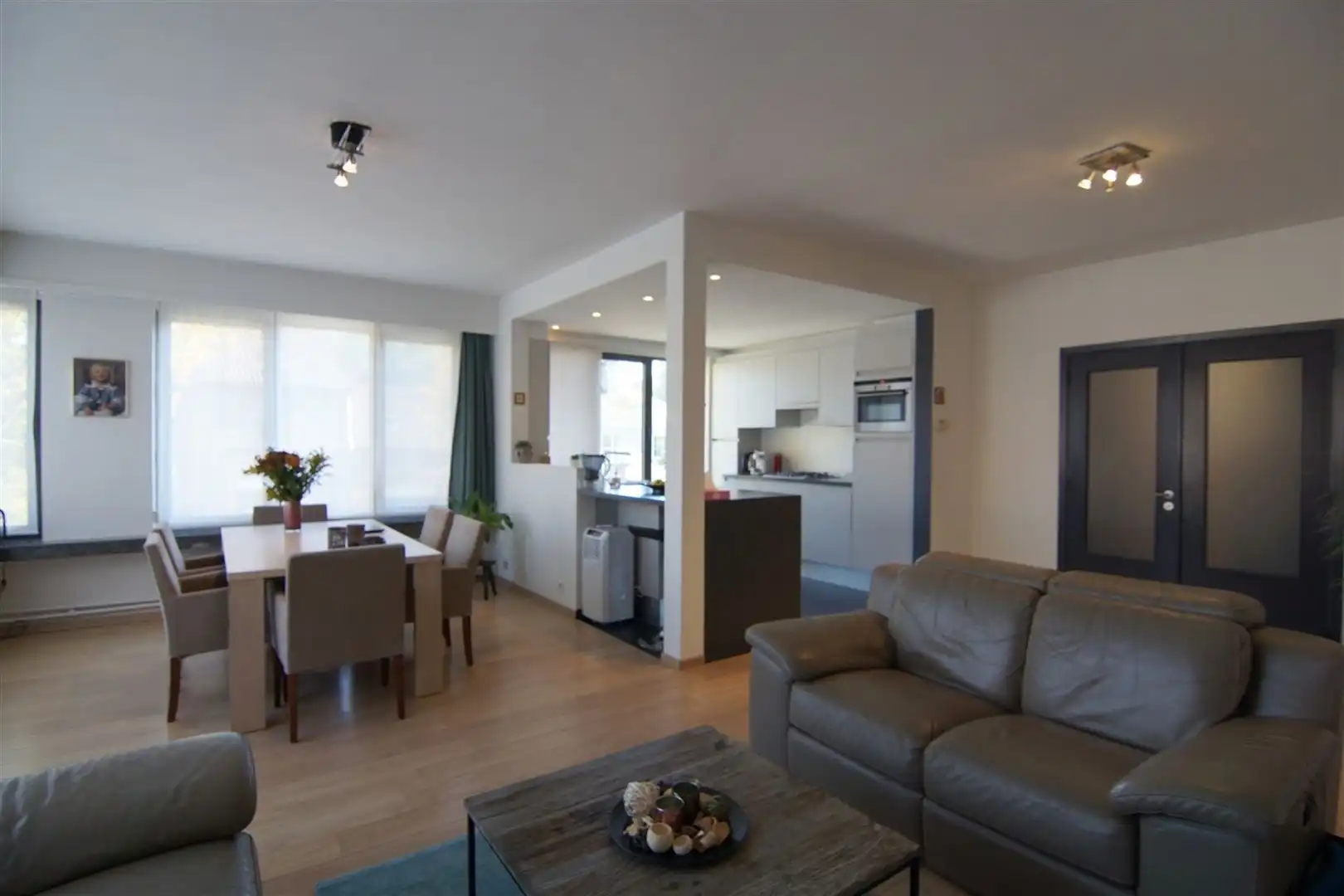 Modern en trendy appartement met terras op de 1ste verdieping, op centrale locatie. foto 4