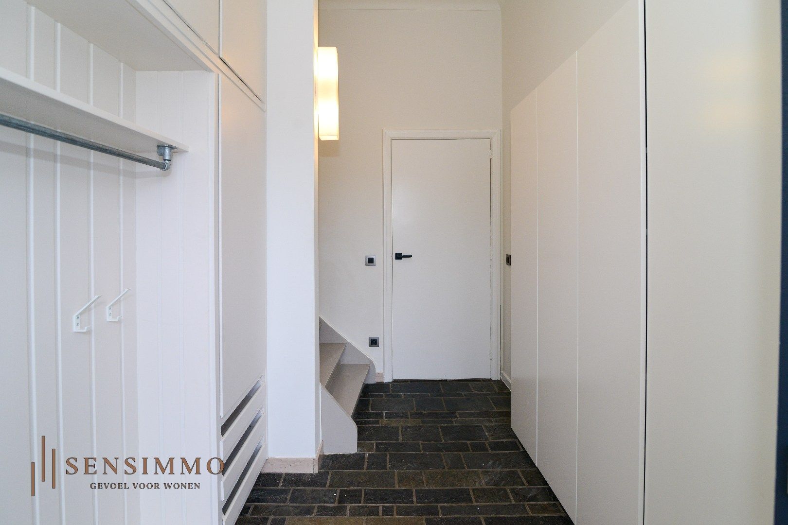 Gerennoveerde halfopen bebouwing met 3 slaakamers, terras, tuin en dubbele garage foto 4