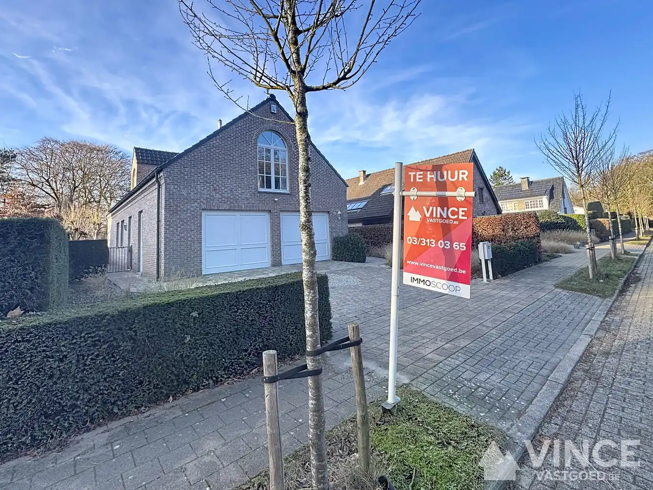 Instapklare gezinswoning met zonnige tuin in rustige doodlopende straat foto {{pictureIndex}}