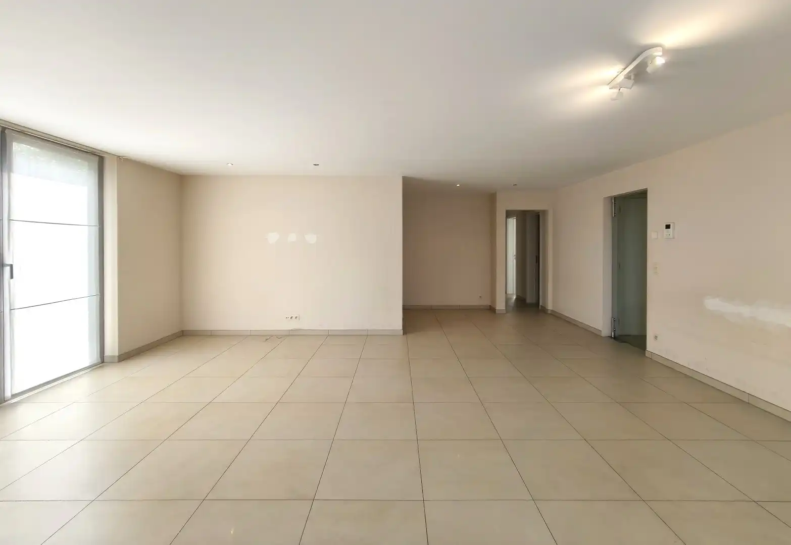 GELIJKVLOERS APPARTEMENT MET RUIM ZONNETERRAS EN GARAGE foto 5