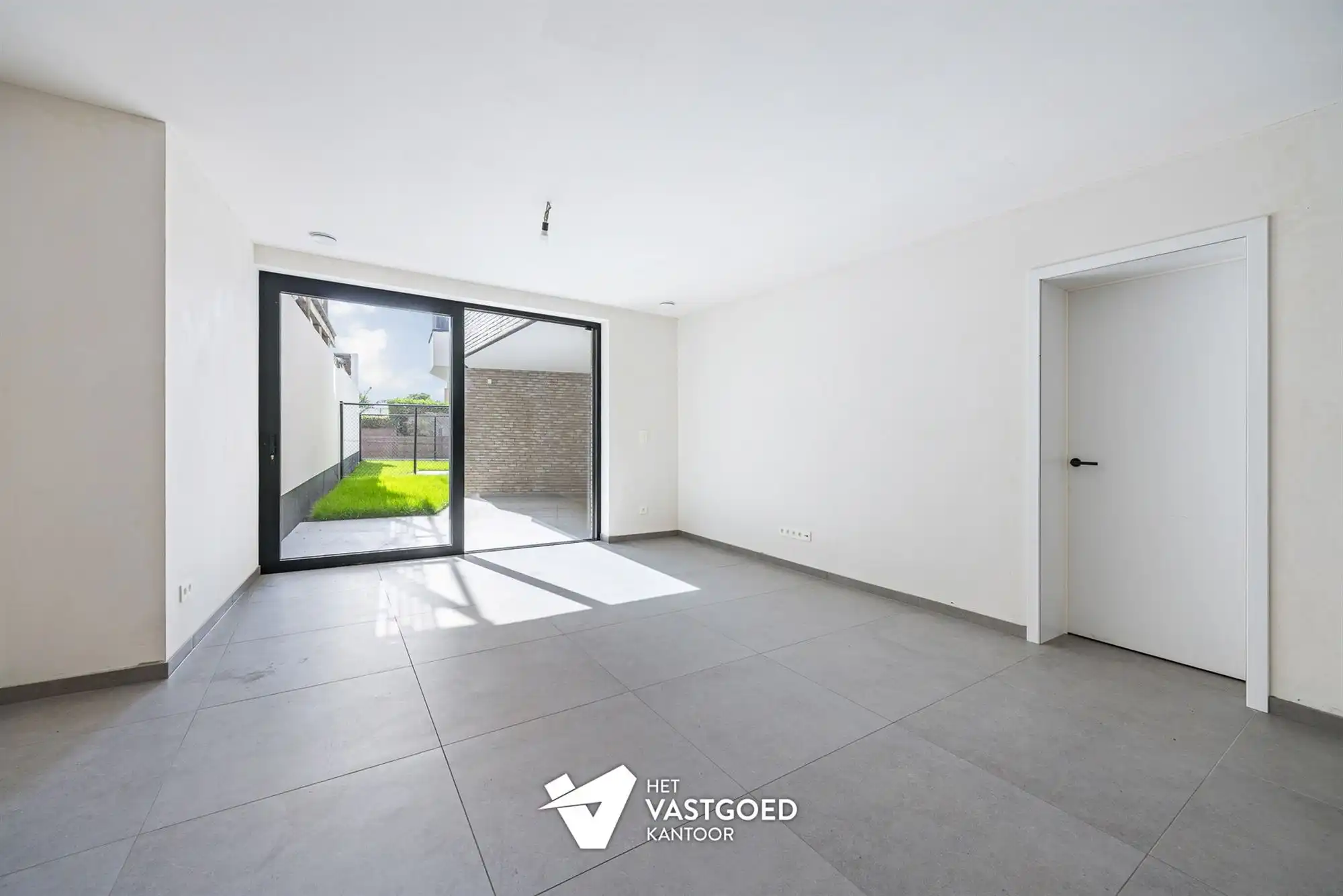 GELIJKVLOERS WONEN MET RUIM TERRAS (TUIN) - 6% BTW MOGELIJK! foto 4