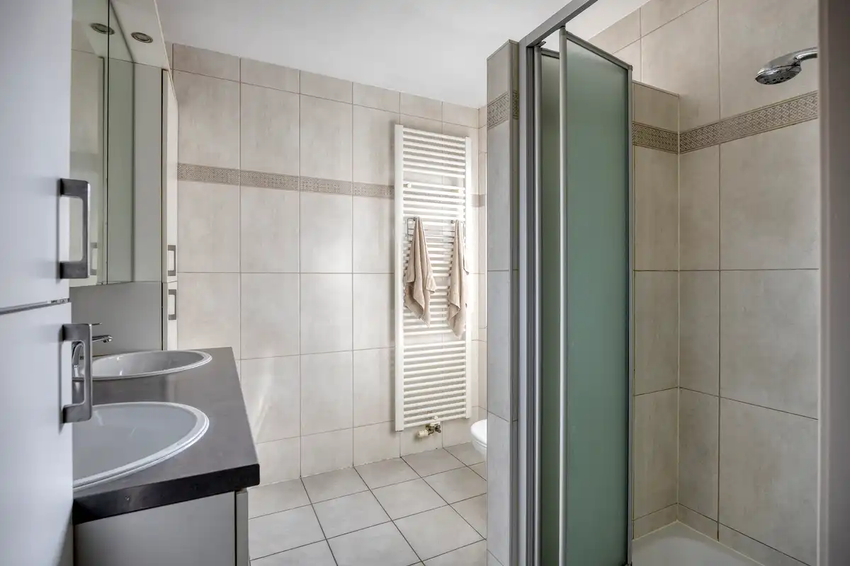 Trendy woning met dubbele garage foto 15