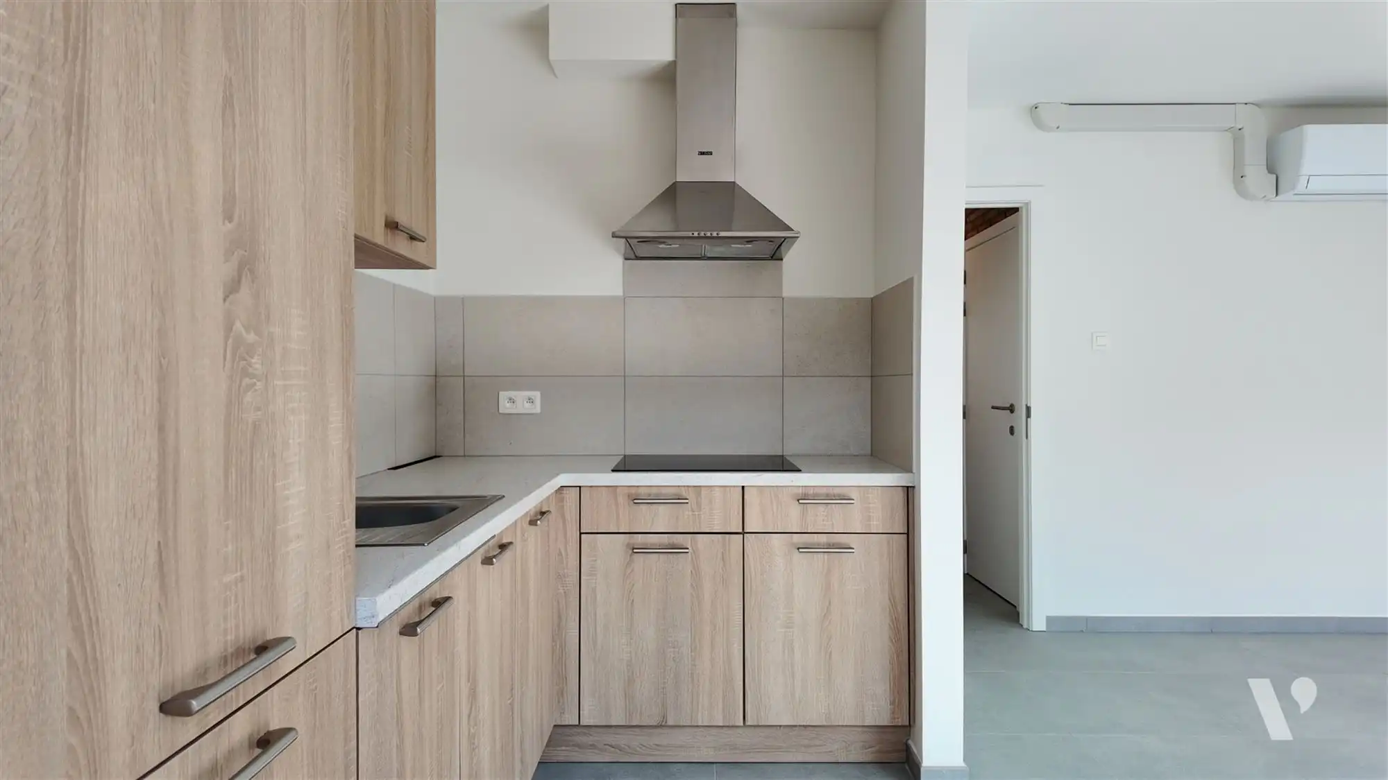 Volledig vernieuwd appartement; 2 slaapkamers en garagebox foto 2