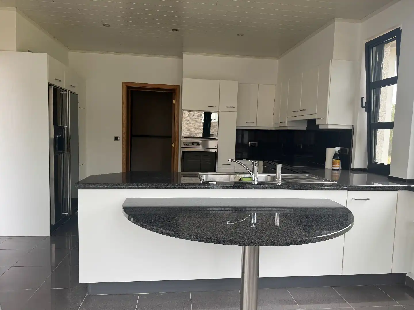 TE HUUR - Op zoek naar een ruim appartement in hartje Merchtem? Welkom Home! foto 5