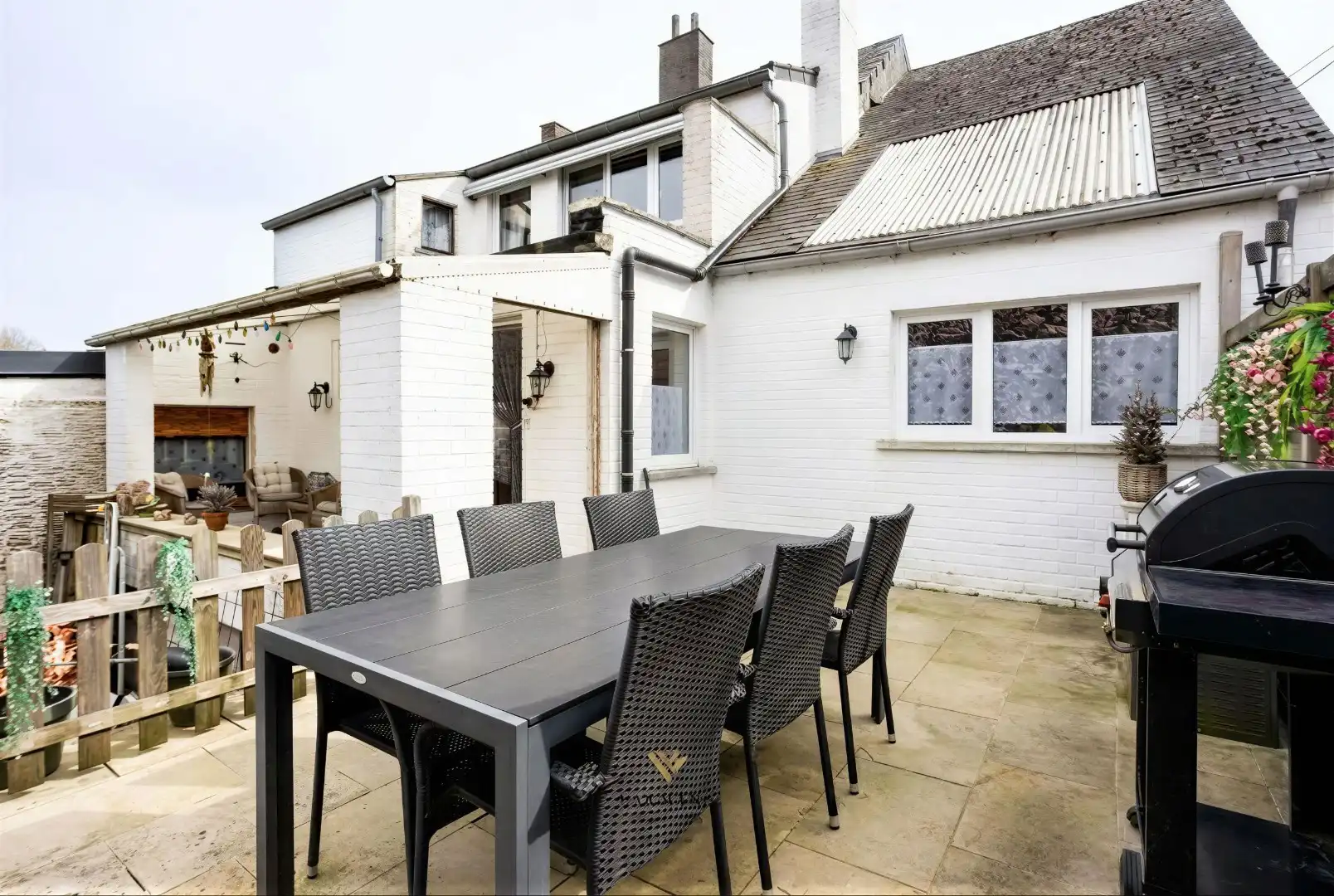 Ruime alleenstaande woning met garage in heuvelachtige omgeving foto 48