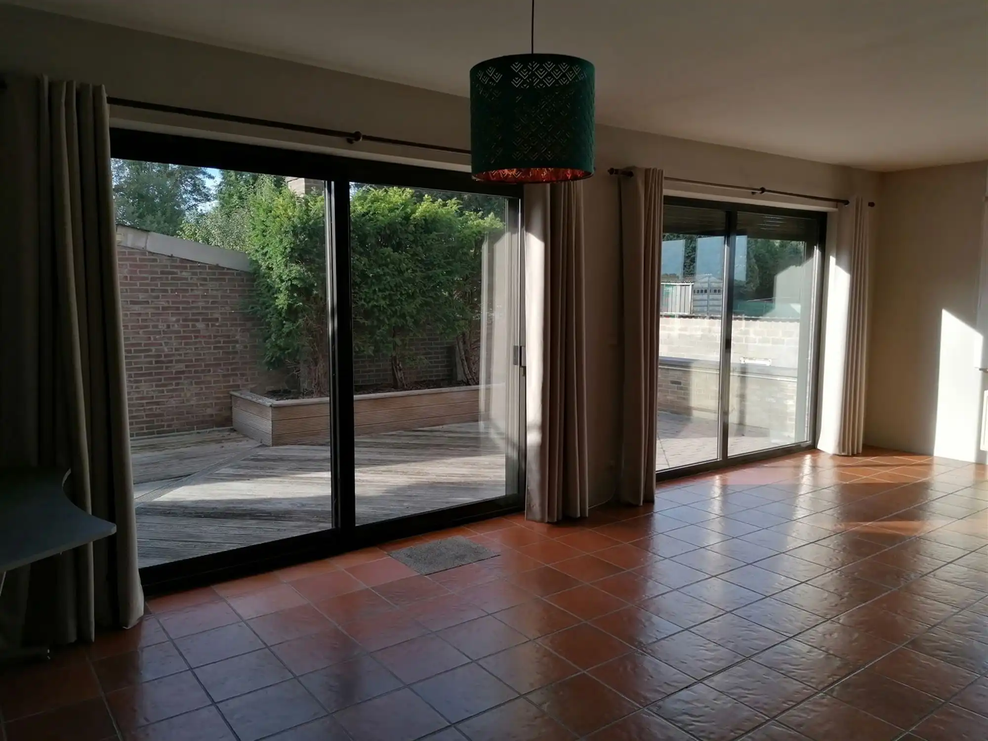 Handelspand met woonst, showroom, loods en parking foto 19