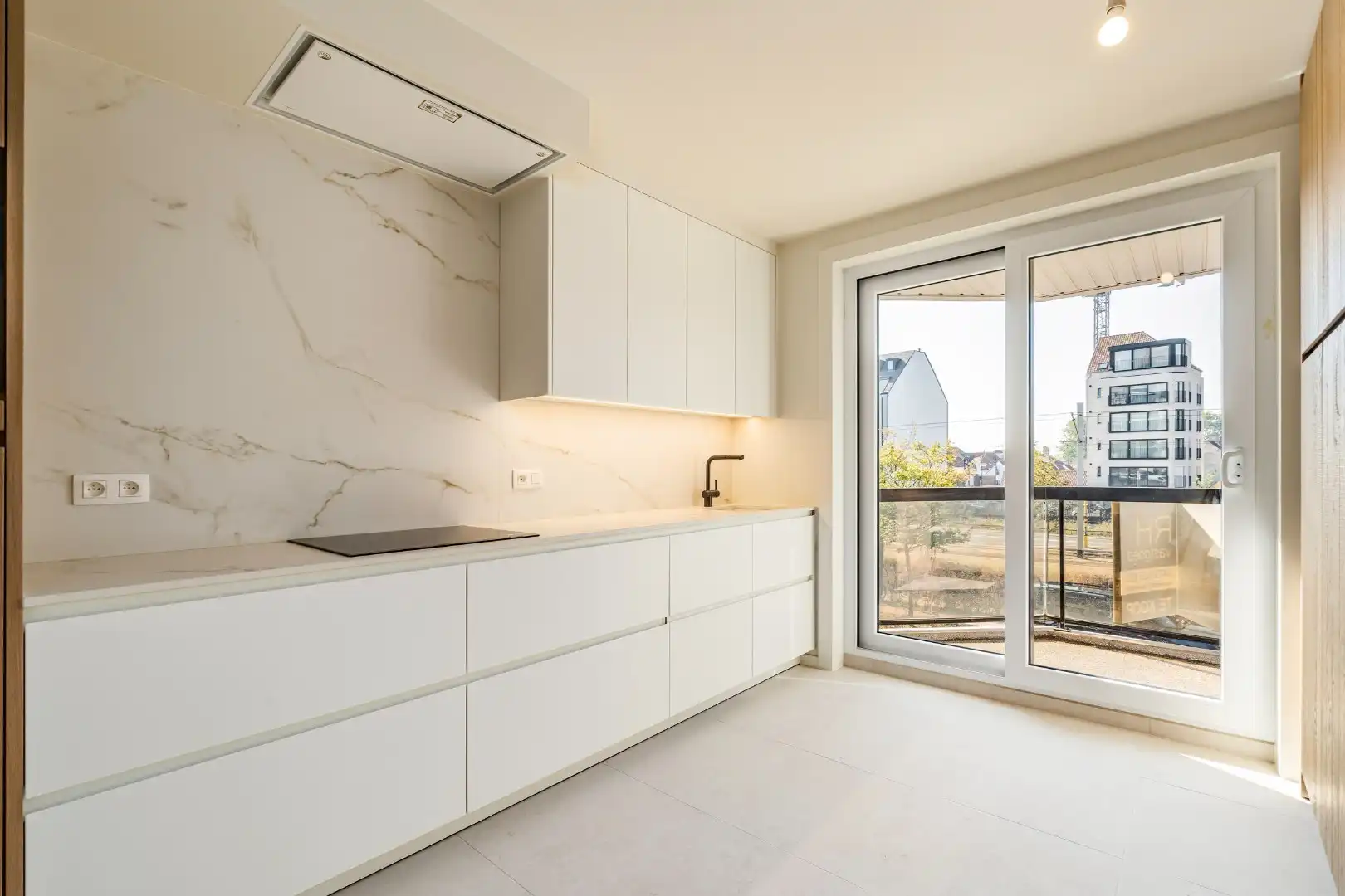 Totaal gerenoveerd appartement met open zicht en uitzonderlijke terrassen op topligging in Heist. foto 9