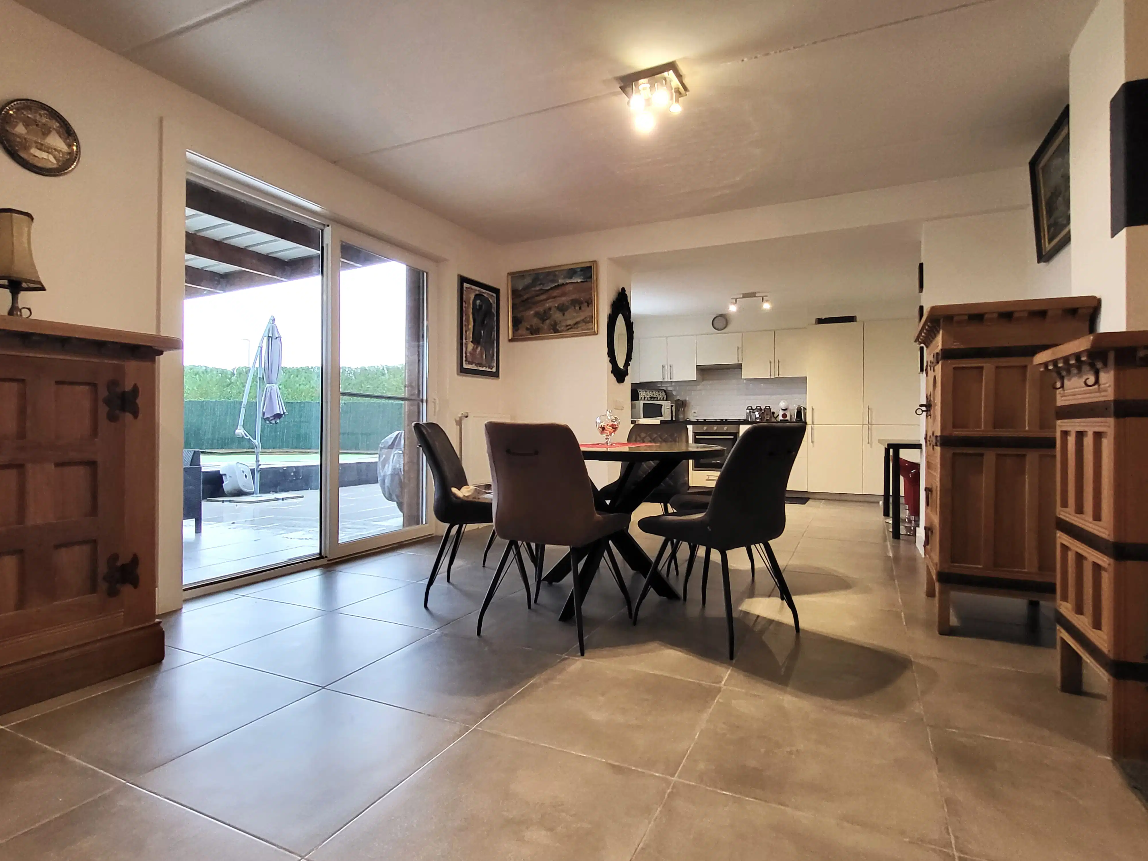 In het landelijke Roborst, een deelgemeente van Zwalm in de prachtige Vlaamse Ardennen, bevindt zich deze ruime en volledig gerenoveerde woning op een perceel van 1.143 m².  foto 11