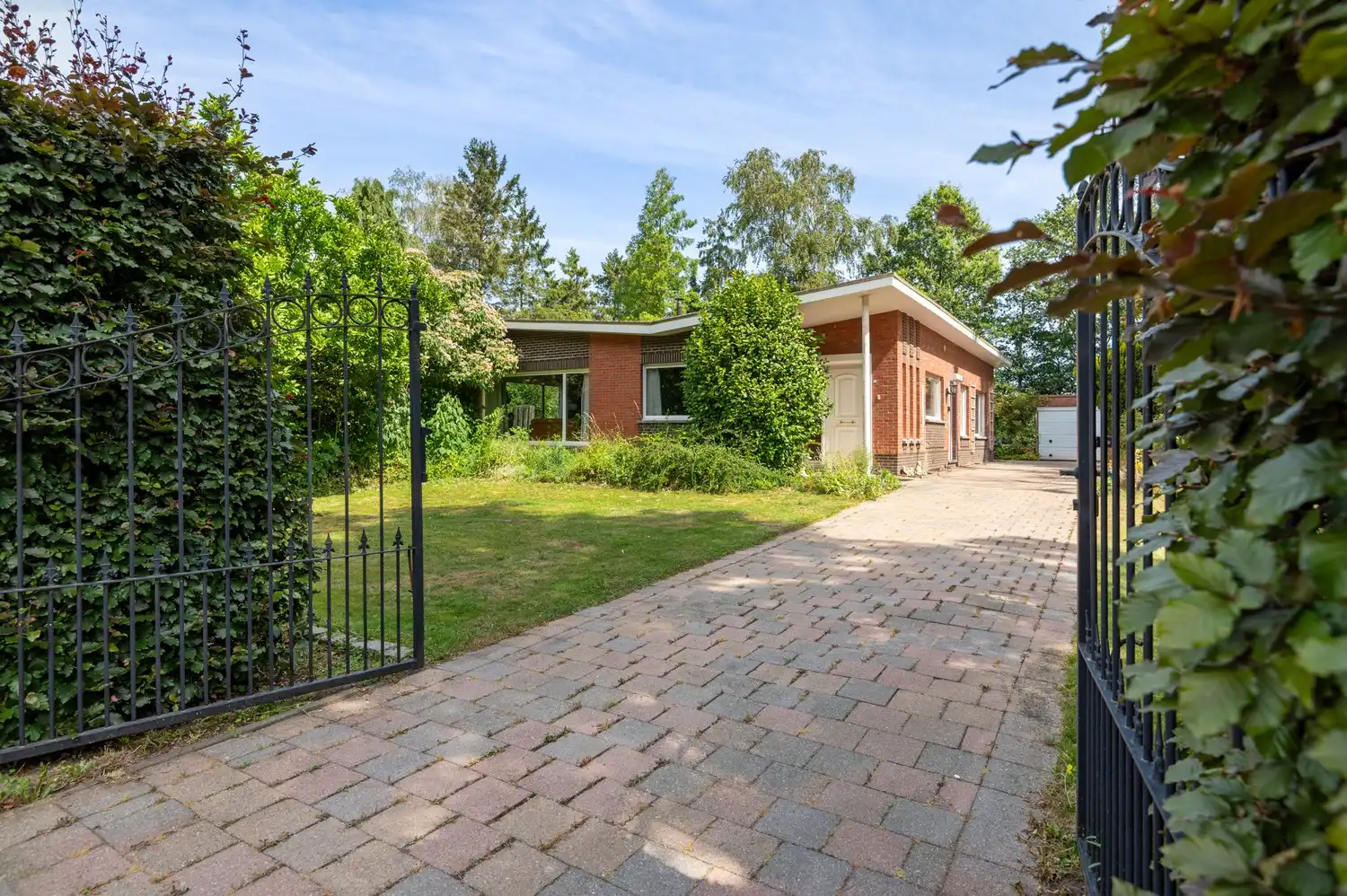 Hoofdfoto van de publicatie: Te renoveren, alleenstaande laagbouwwoning met 3 slaapkamers op fantastisch perceel in Kalmthout!