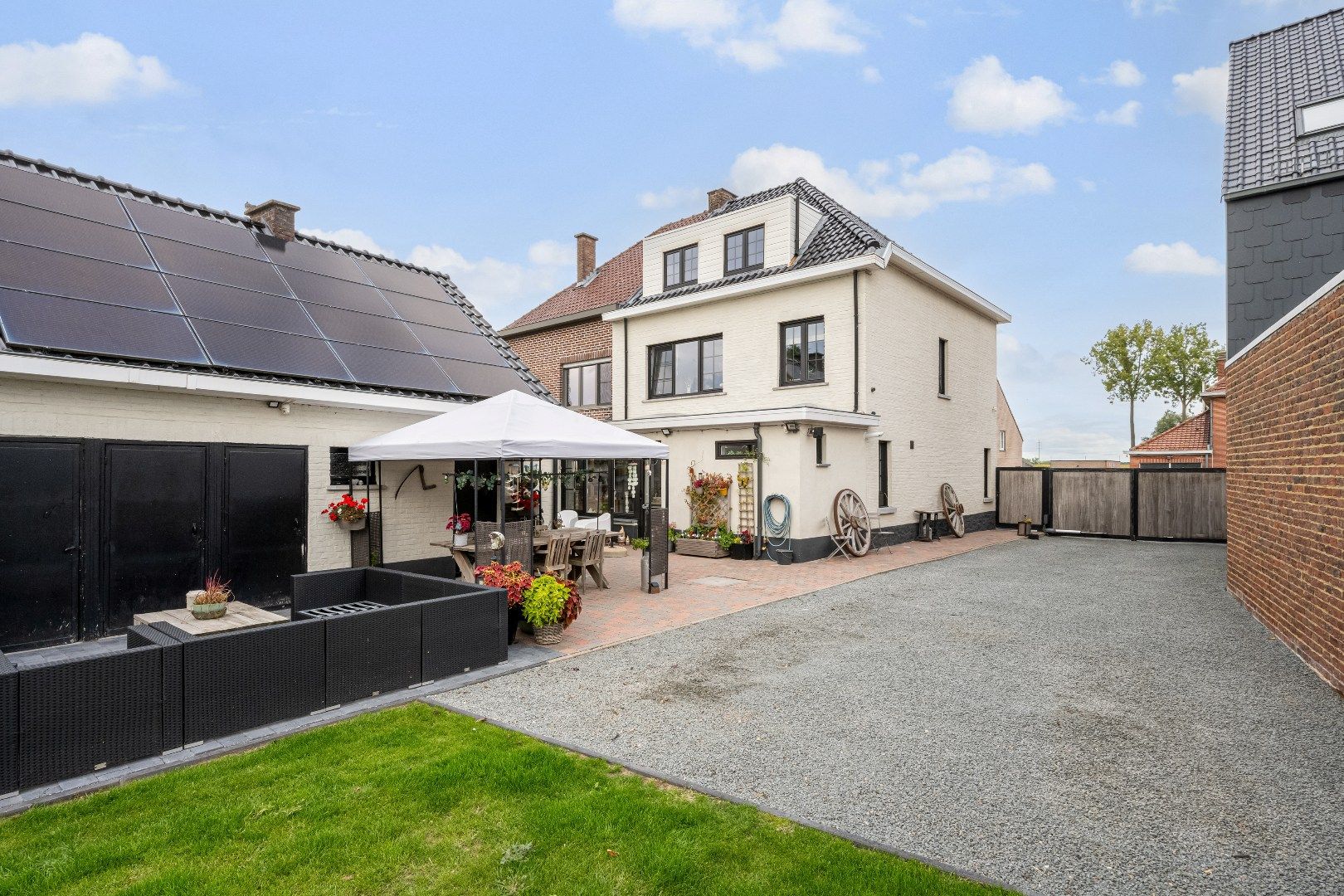 Volledig gerenoveerde solide woning met grote tuin foto 4