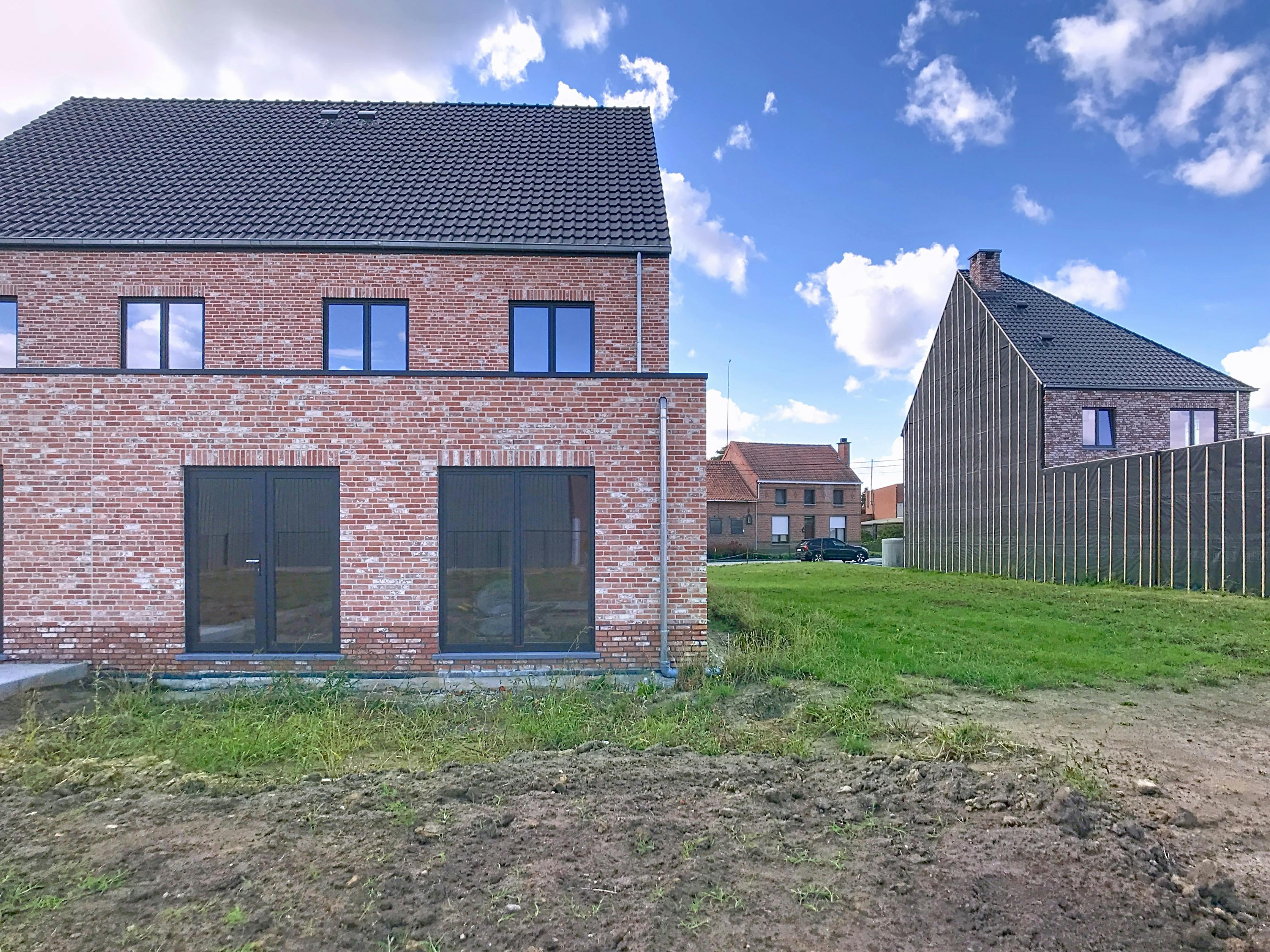 Casco halfopen bebouwing met 5 tot 7 slaapkamers, tuin en garage. foto 17