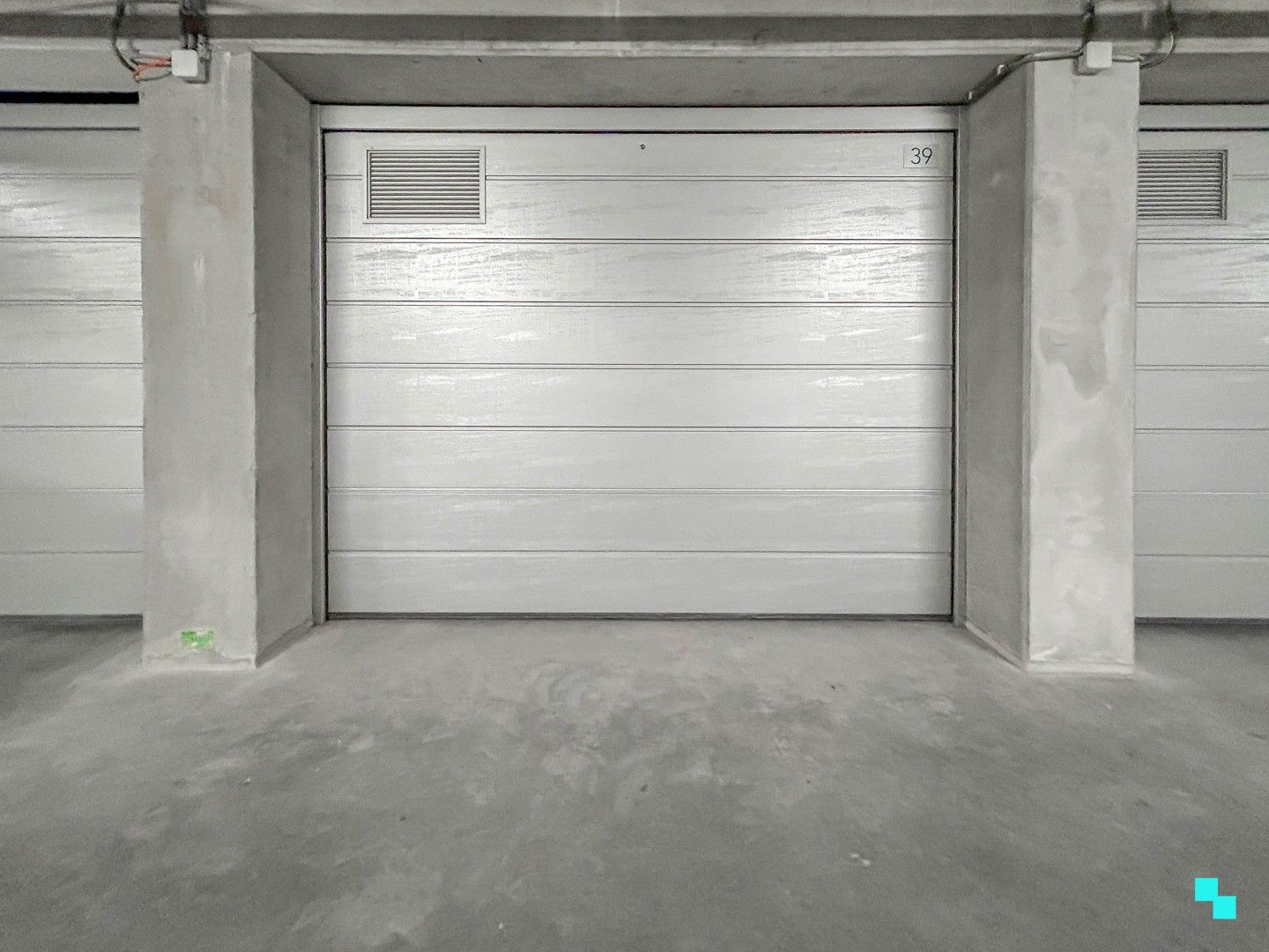 Garagebox met automatische poort gelegen in residentie Blauwpoorte foto 4