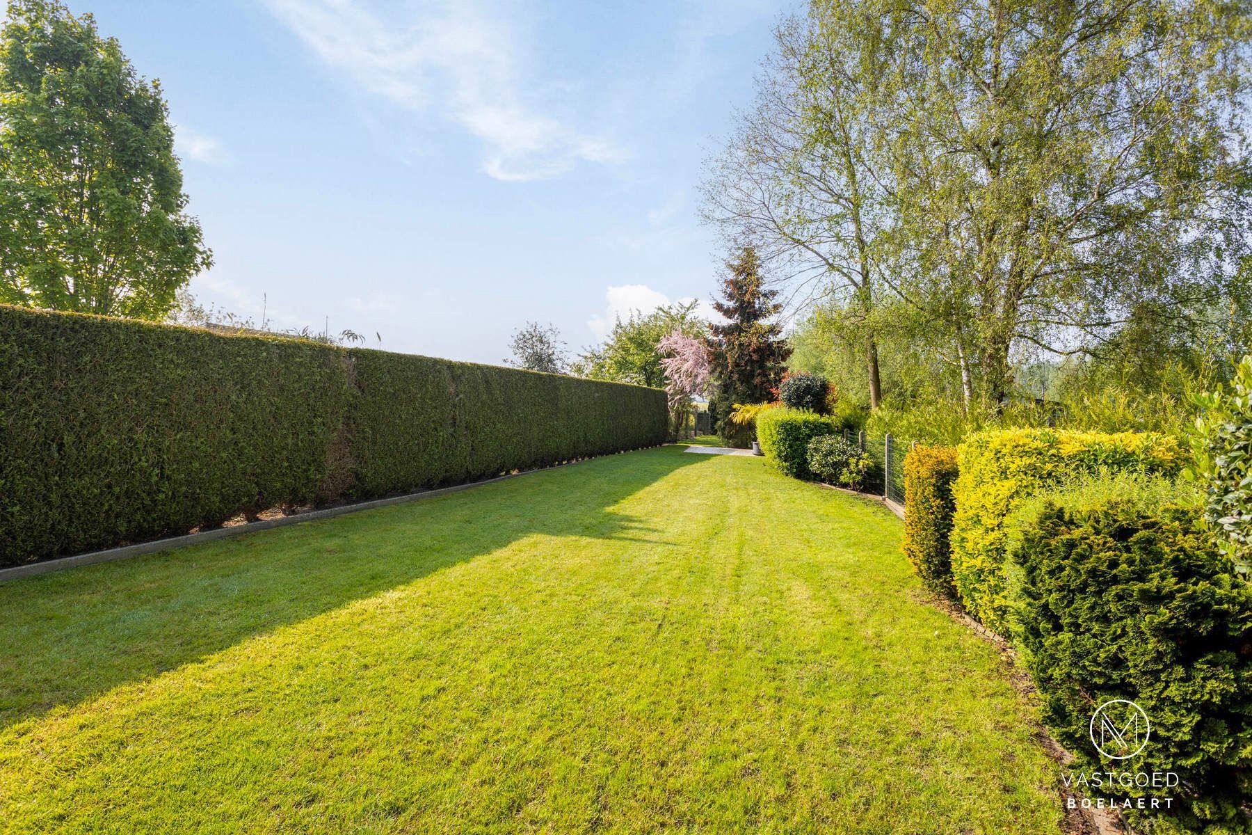 Gezinswoning met dubbele garage, 3 slaapkamers en grote tuin te Nieuwerkerken foto 2